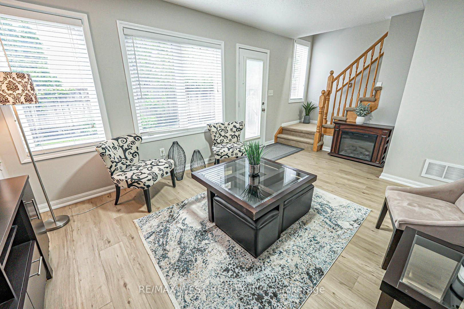 3 Bedrooms Condo at 3050 Rotary, Burlington For sale