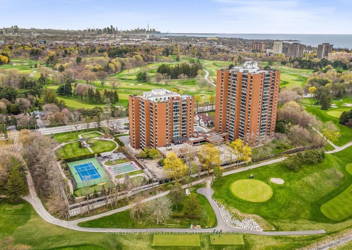 3 Bedrooms Condo at 1400 Dixie, Mississauga For sale