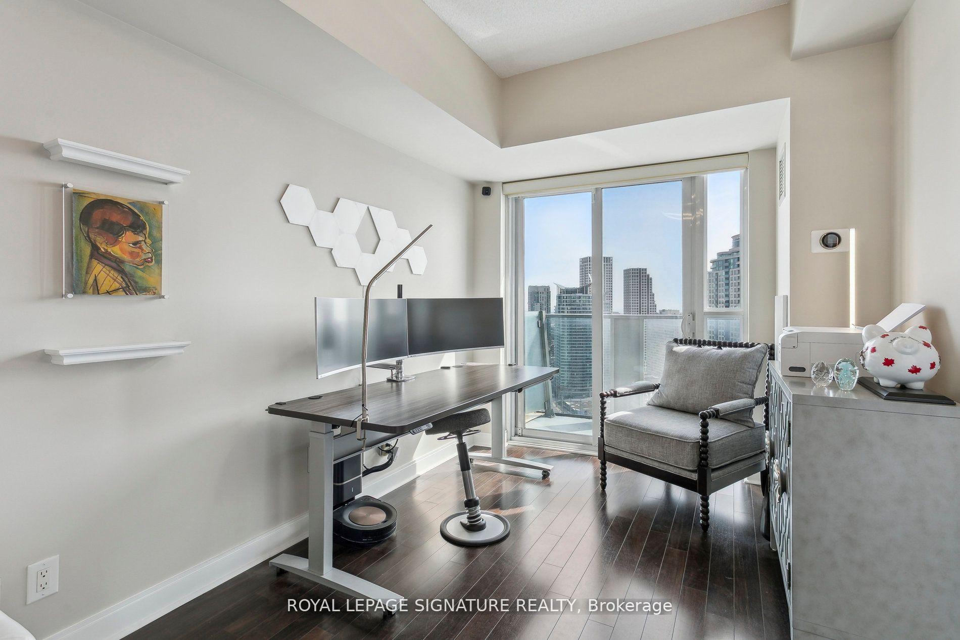 3 Bedrooms Condo at 60 Absolute, Mississauga For sale