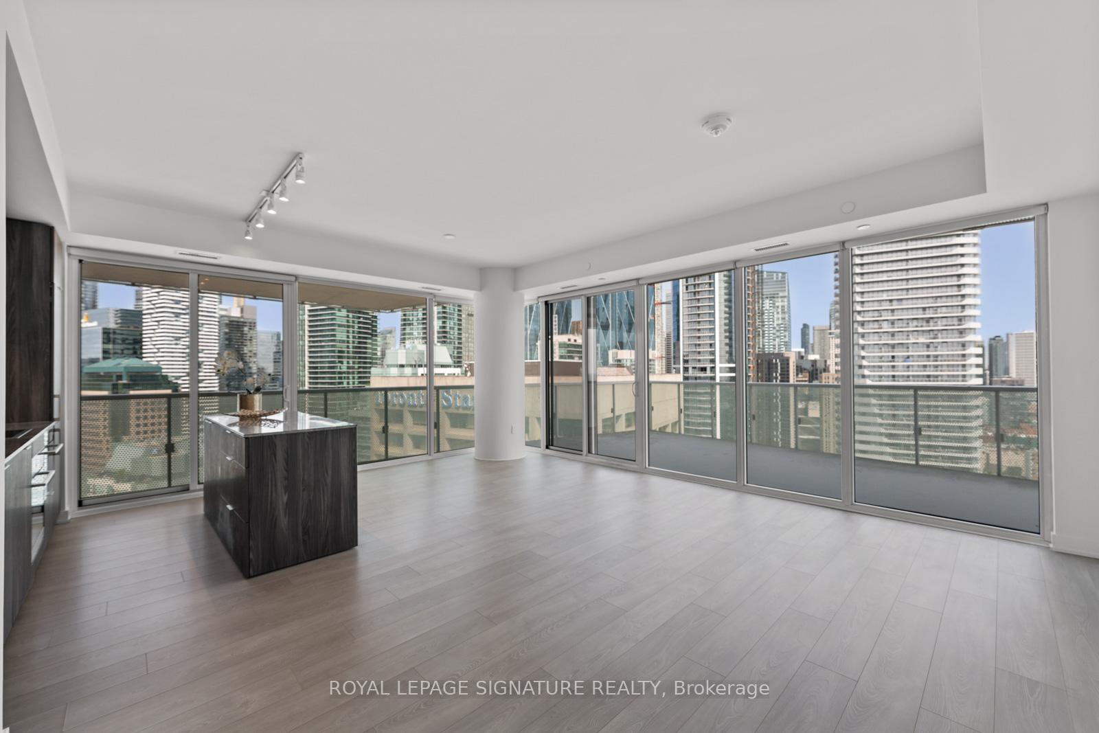 3 Bedrooms Condo at 15 Queens, Toronto For sale