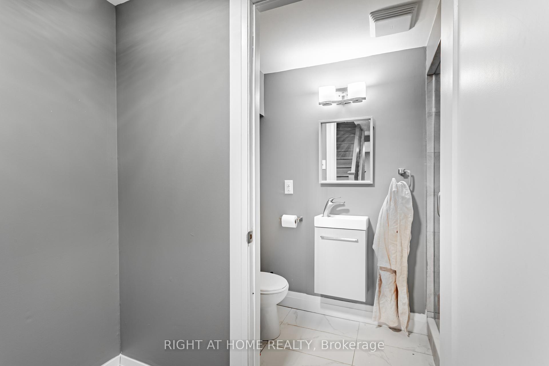 3 Bedrooms Condo at 3345 Silverado, Mississauga For sale