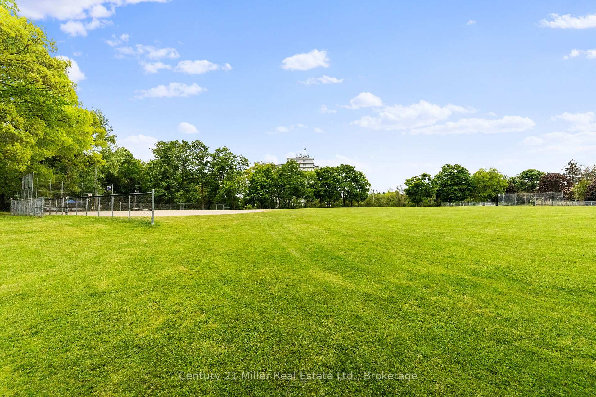 2 Bedrooms Condo at 1061 North Shore, Burlington For sale