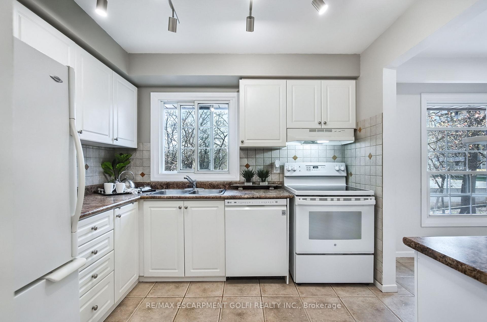 4 Bedrooms Condo at 3041 Glencrest,  Burlington For sale