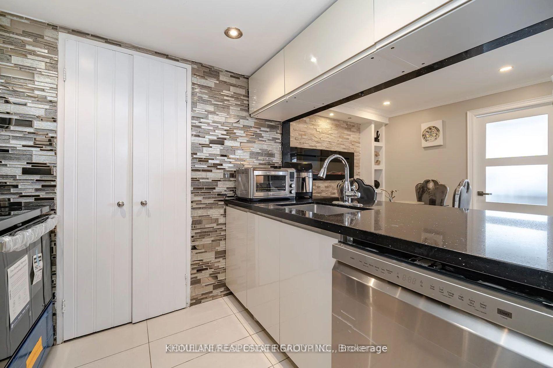 3 Bedrooms Condo at 265 ENFIELD, Mississauga For sale
