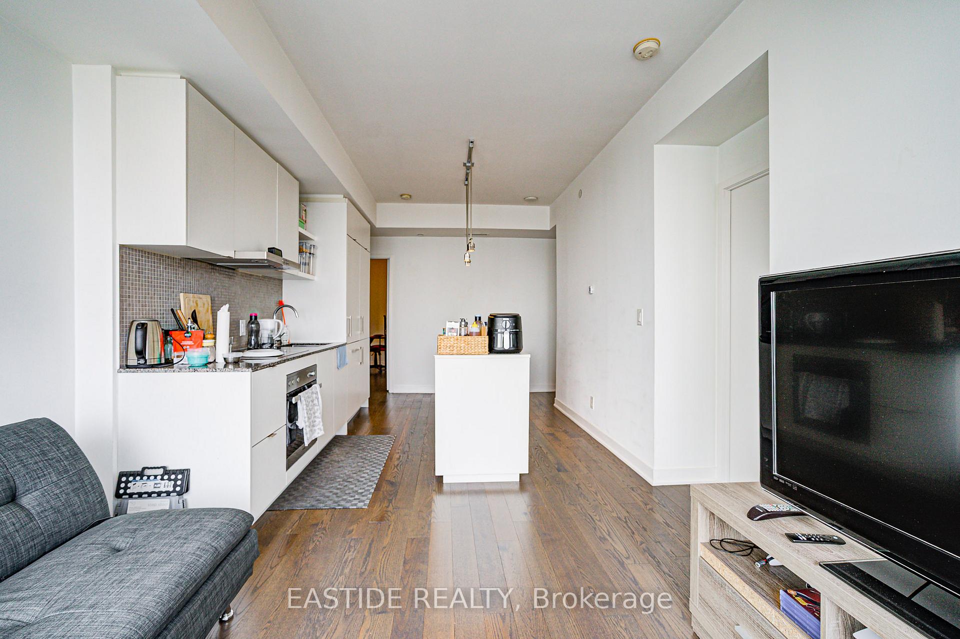 2 Bedrooms Condo at 88 Harbour, Toronto For sale