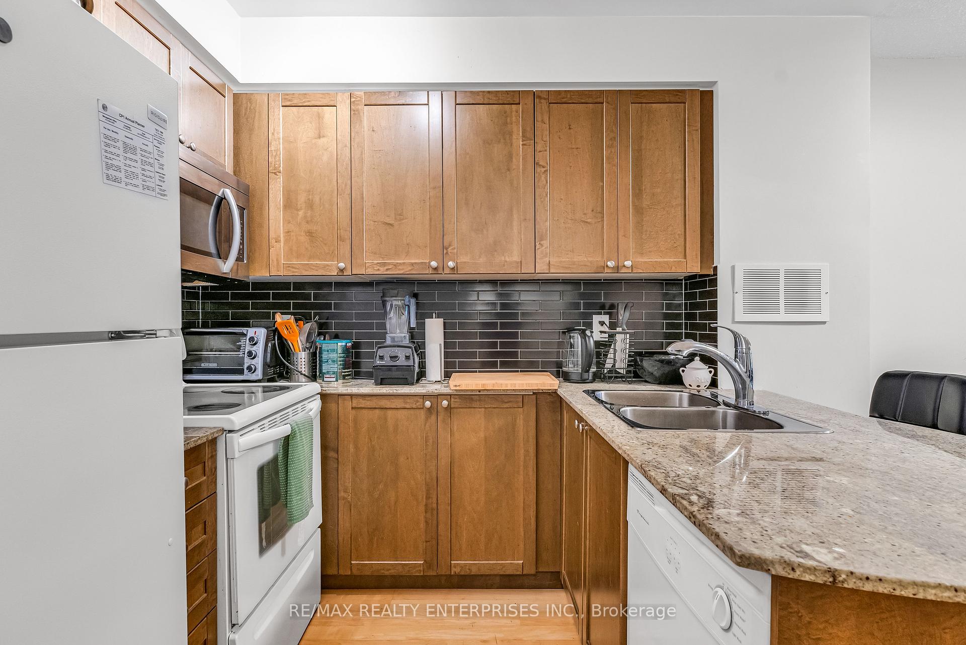2 Bedrooms Condo at 763 Bay, Toronto For sale