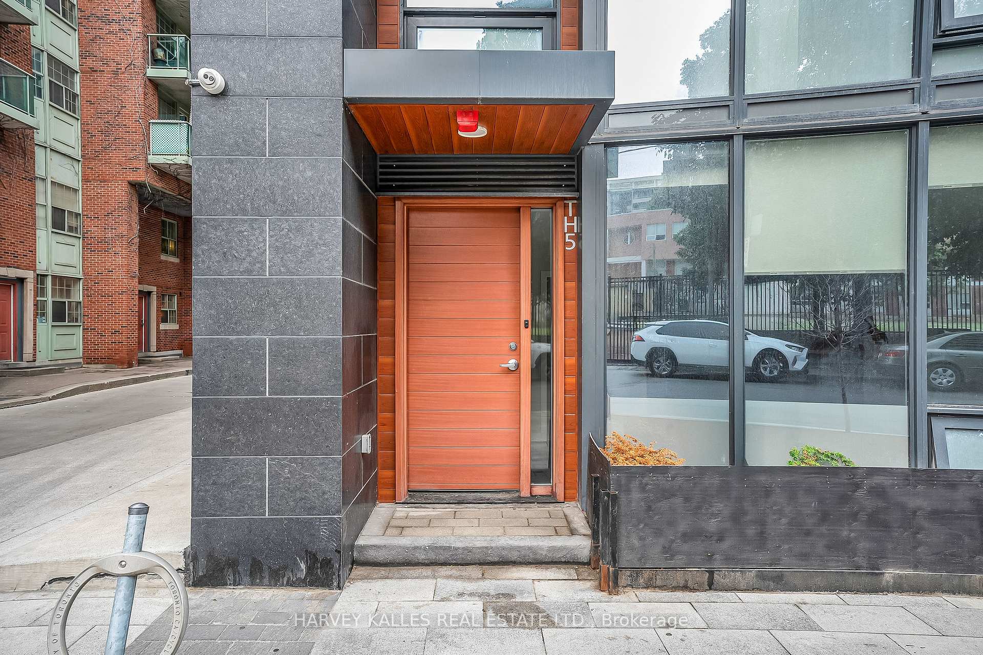 4 Bedrooms Condo at 85 Wood, Toronto For sale