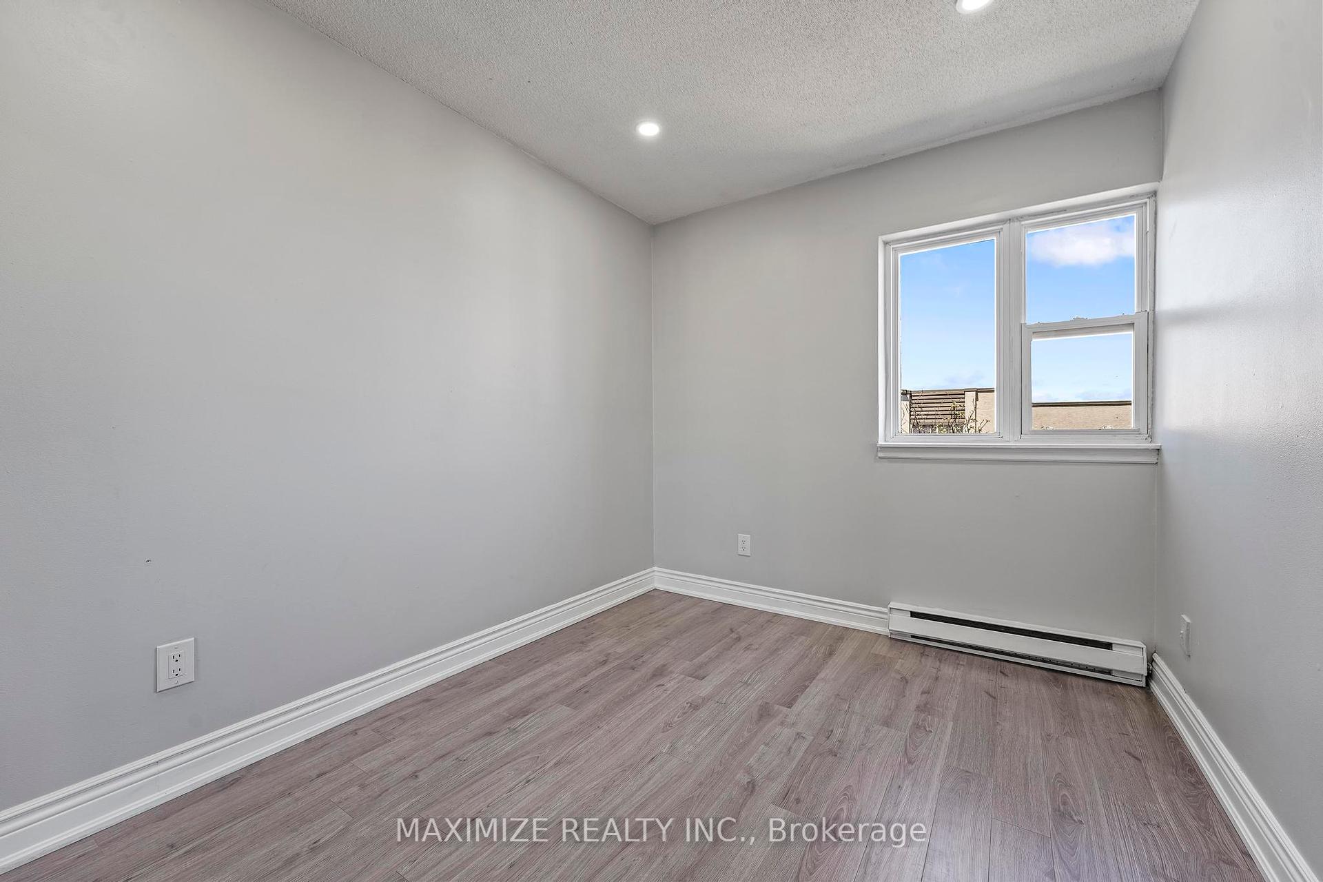 3 Bedrooms Condo at 1055 Dundas,  Mississauga For sale