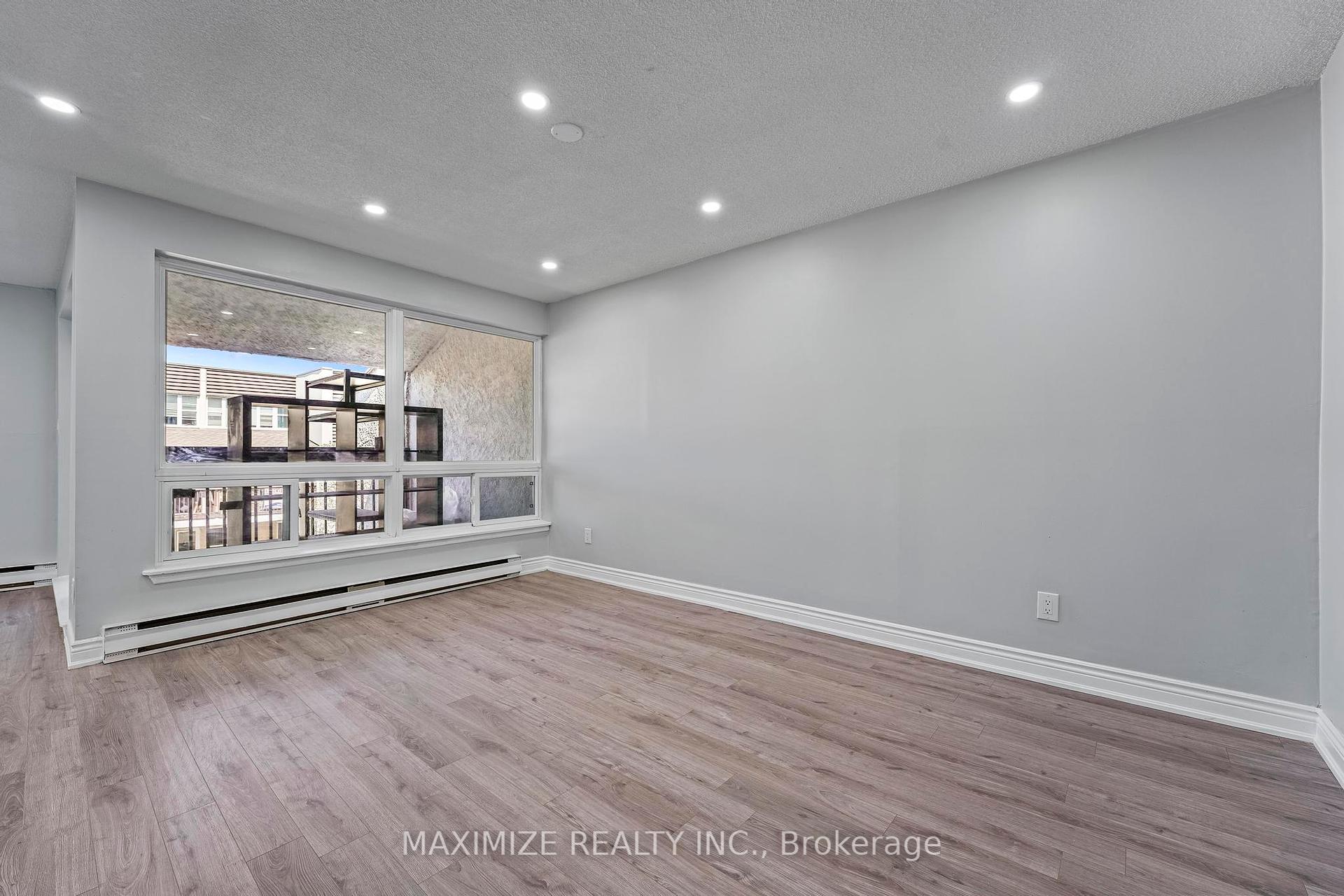 3 Bedrooms Condo at 1055 Dundas,  Mississauga For sale