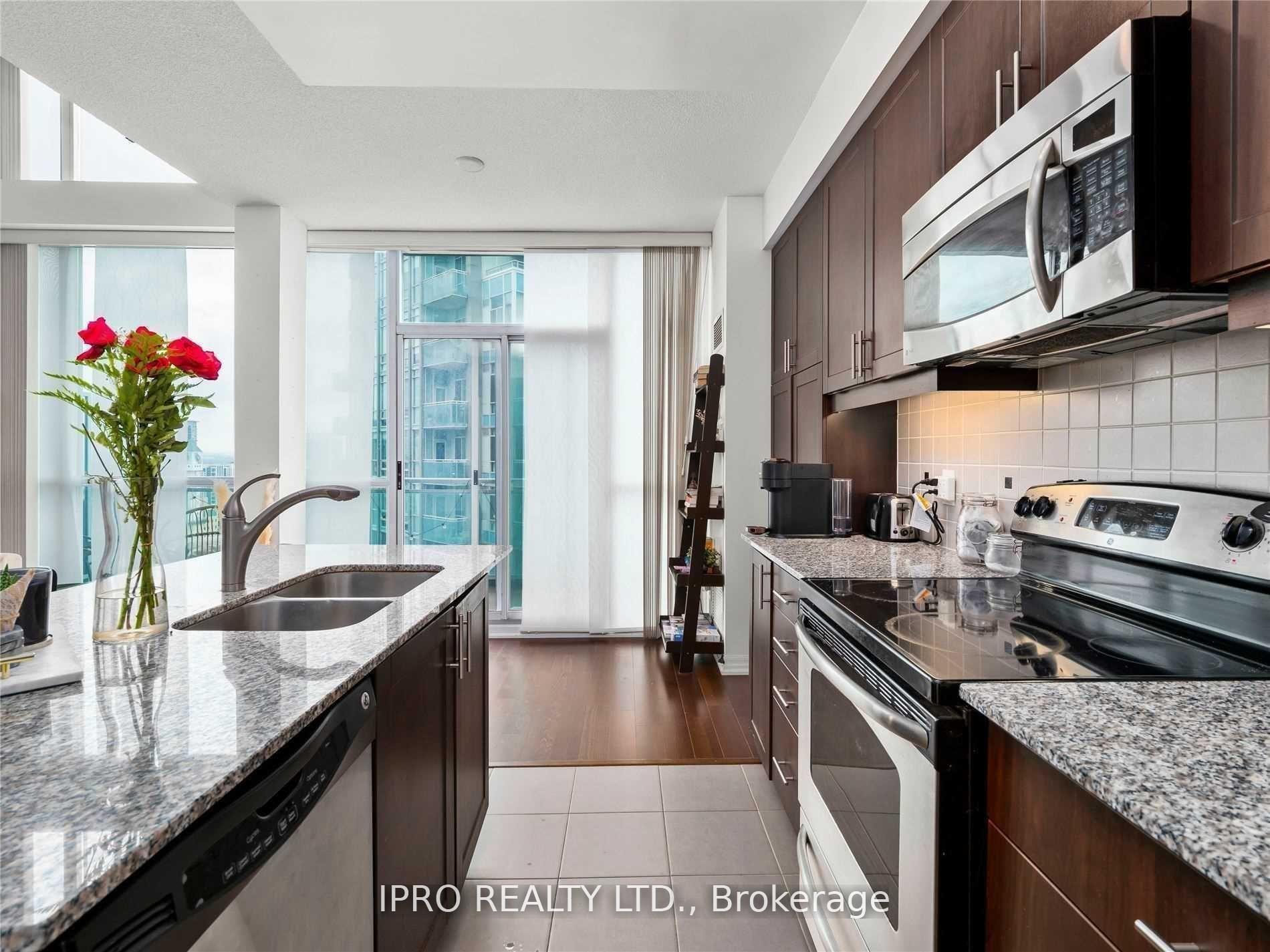 2 Bedrooms Condo at 223 Webb, Mississauga For sale