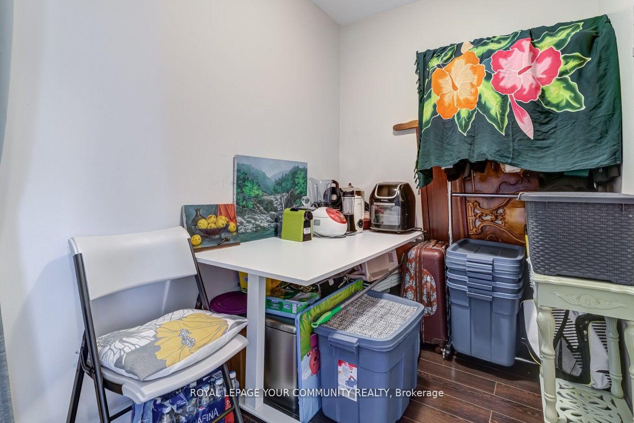 2 Bedrooms Condo at 225 Webb, Mississauga For sale