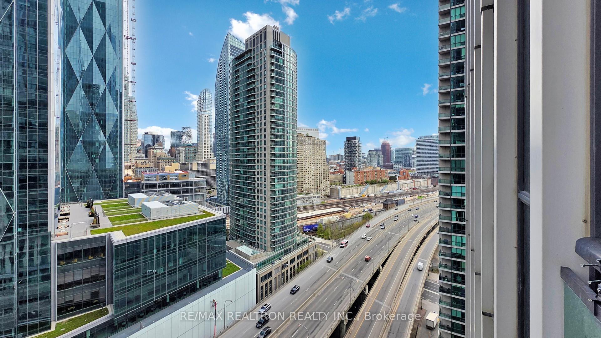 1 Bedroom Condo at 18 Harbour, Toronto For sale