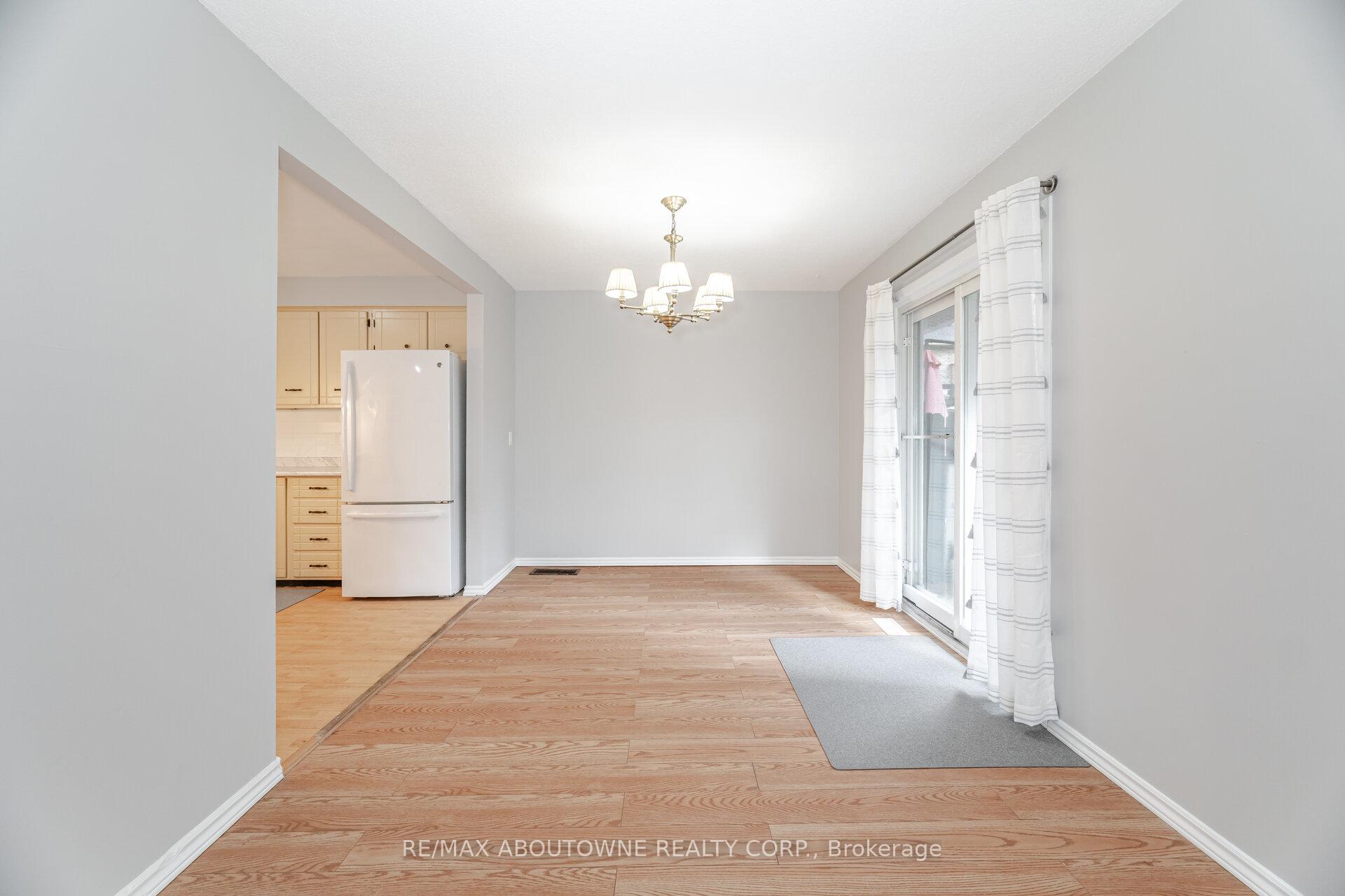 3 Bedrooms Condo at 961 Francis,  Burlington For sale