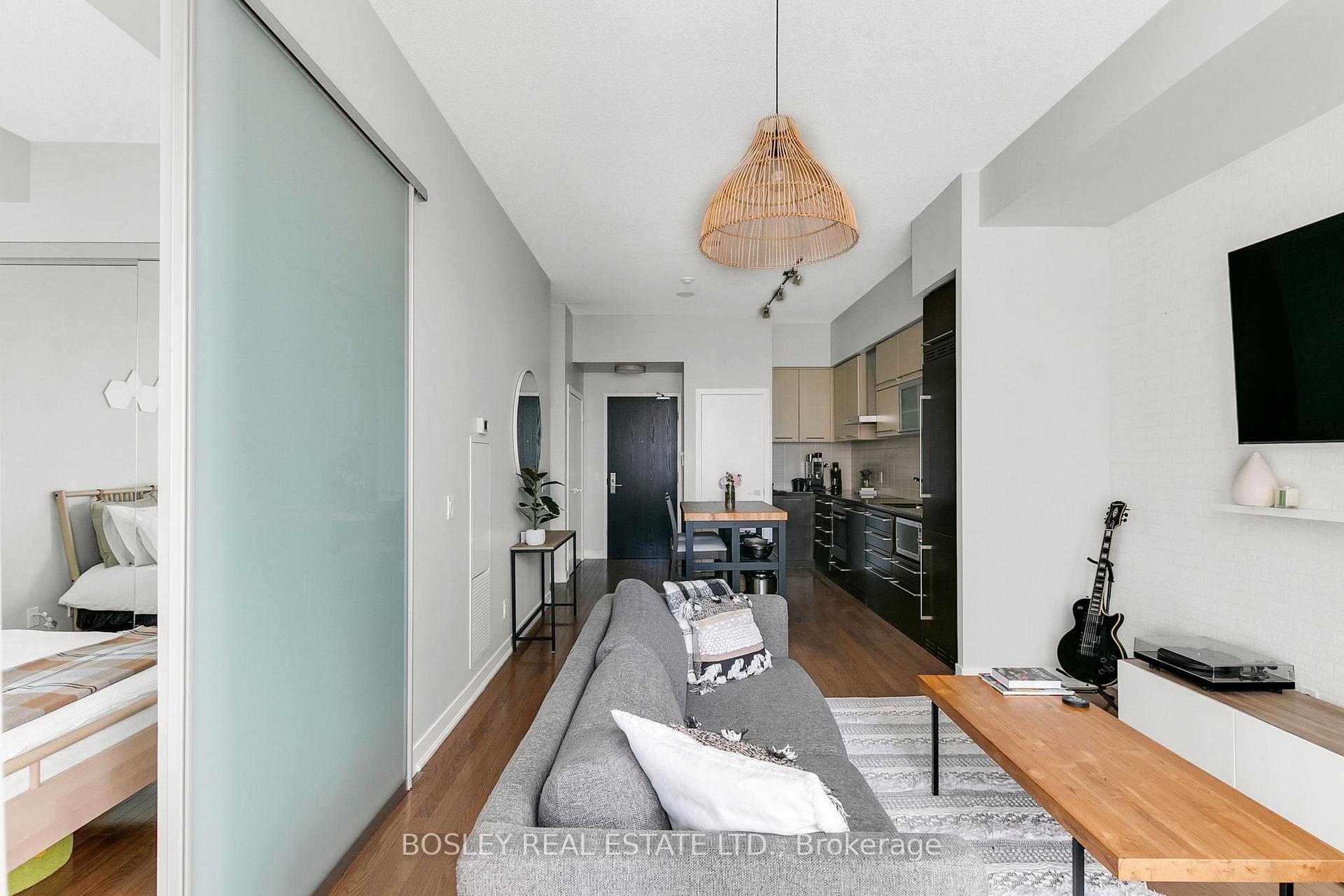 2 Bedrooms Condo at 770 Bay, Toronto For sale