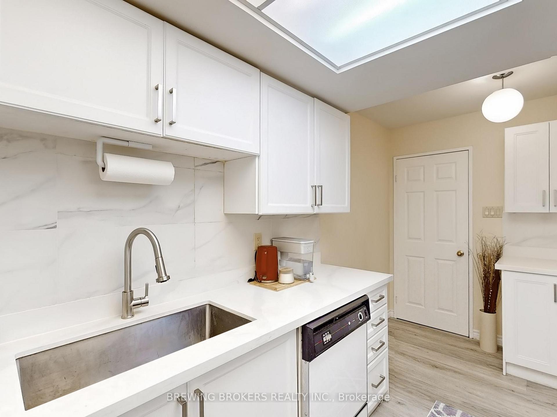 3 Bedrooms Condo at 4450 Tucana, Mississauga For sale