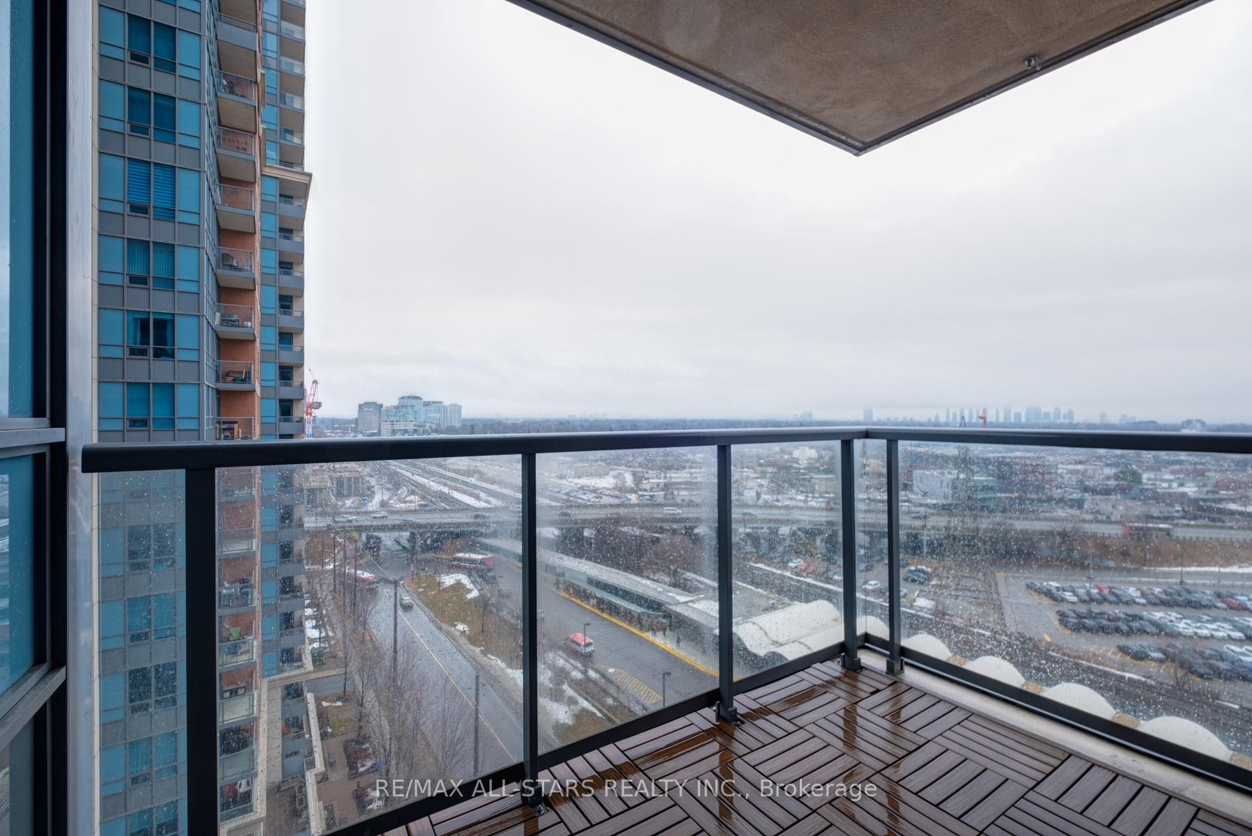 2 Bedrooms Condo at 35 Viking, Toronto For sale