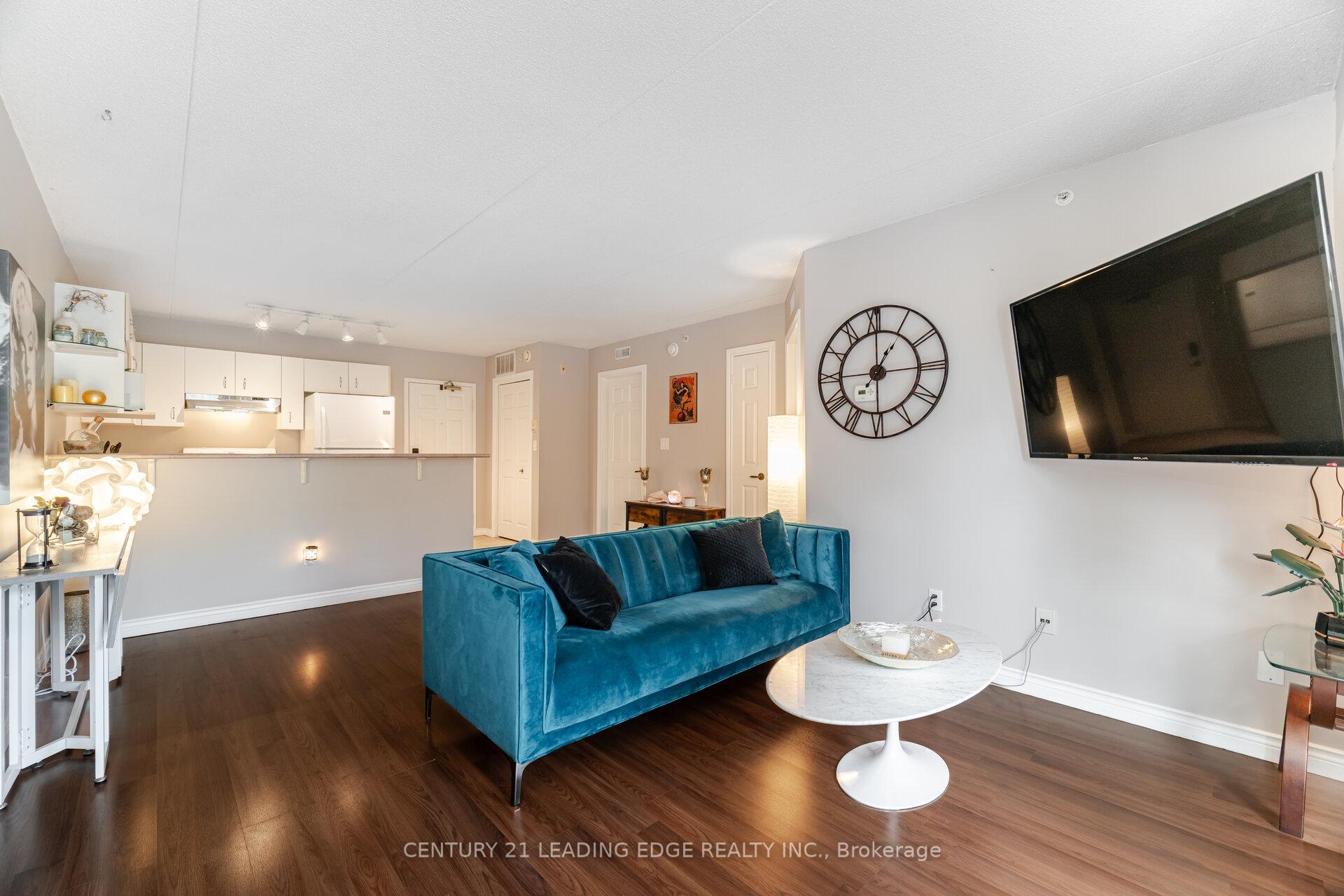 2 Bedrooms Condo at 4005 Kilmer, Burlington For sale