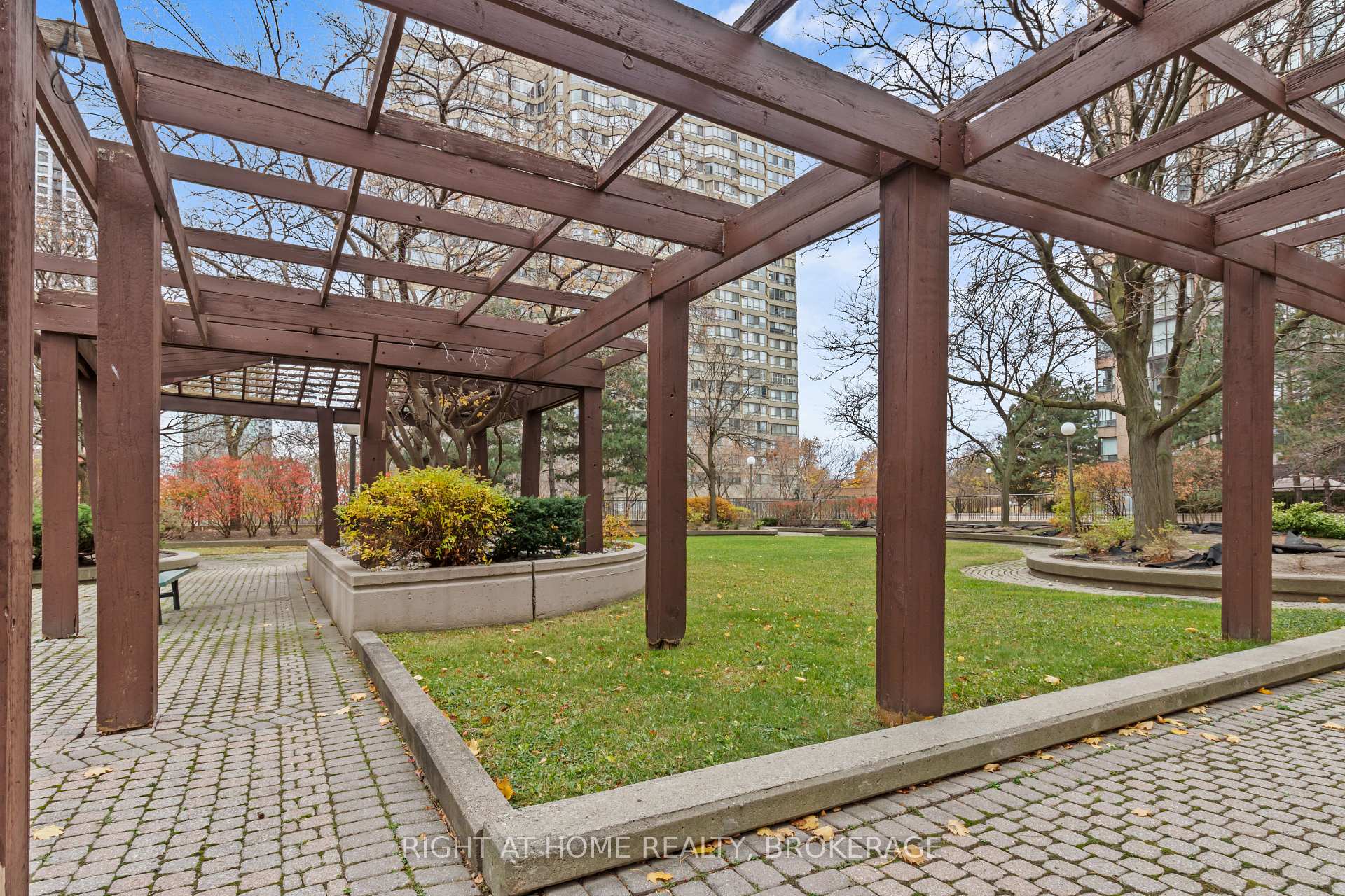 2 Bedrooms Condo at 285 Enfield, Mississauga For sale