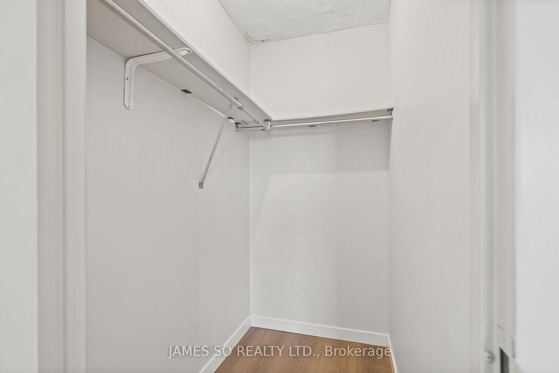 3 Bedrooms Condo at 20 Fashion Roseway,  Toronto For sale