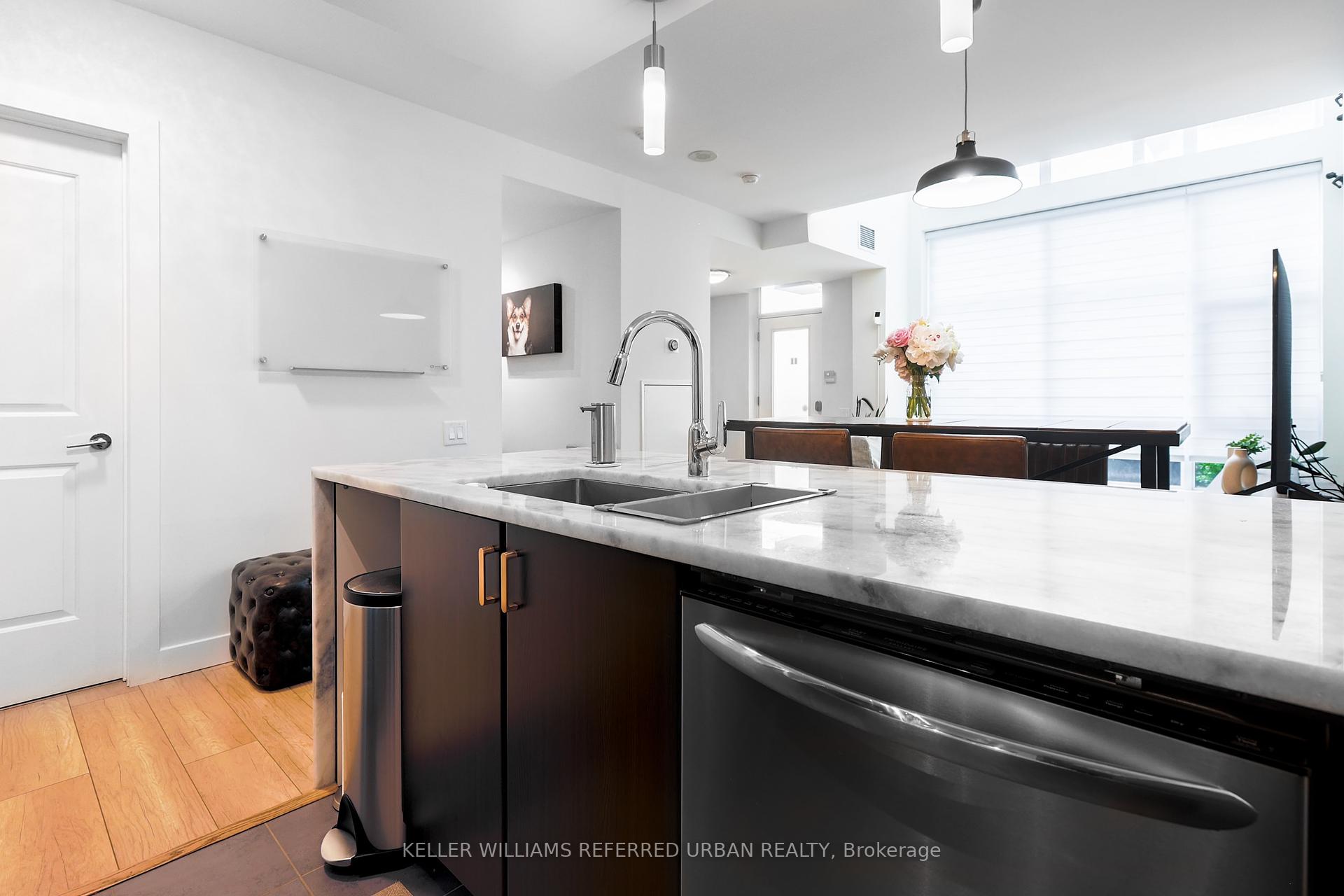 2 Bedrooms Condo at 19 Town Centre, Toronto For sale