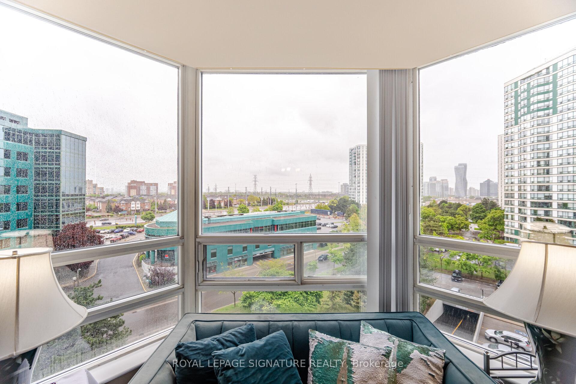 3 Bedrooms Condo at 50 Kingsbridge Garden, Mississauga For sale