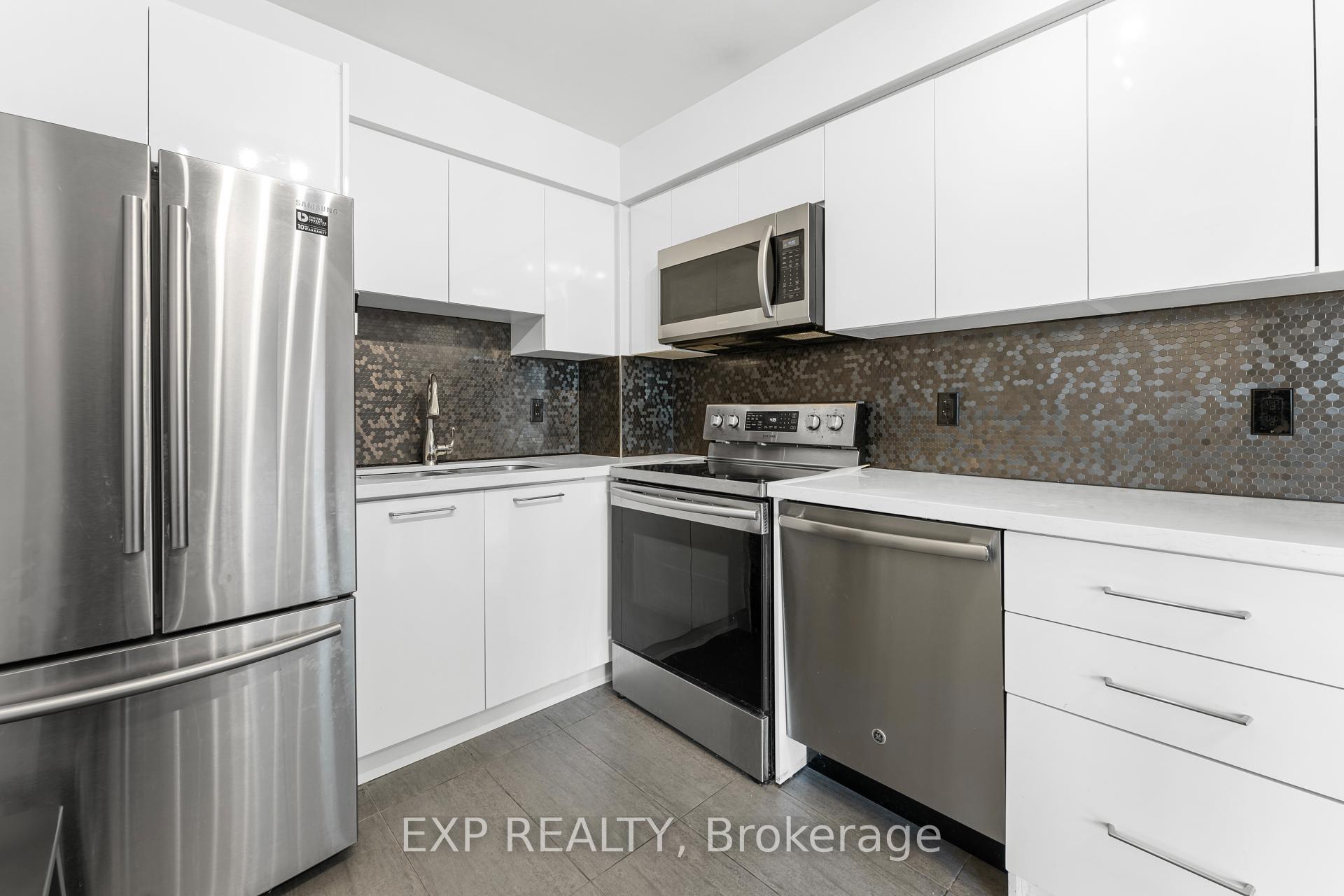 3 Bedrooms Condo at 2 Clairtrell, Toronto For sale