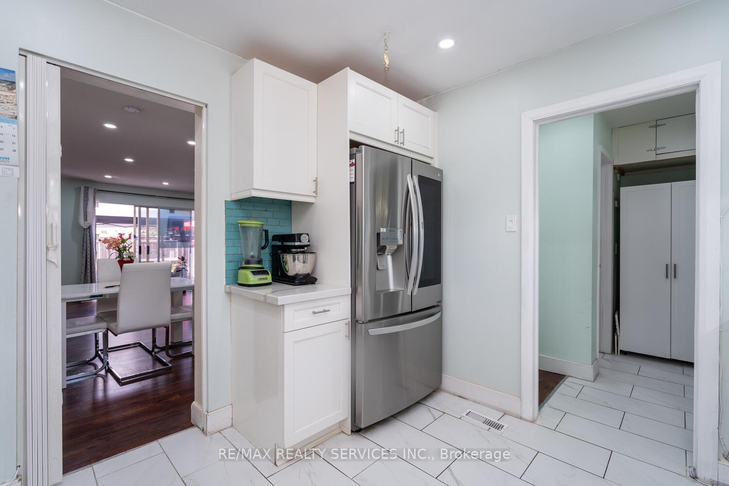 5 Bedrooms Condo at 2825 Gananoque, Mississauga For sale