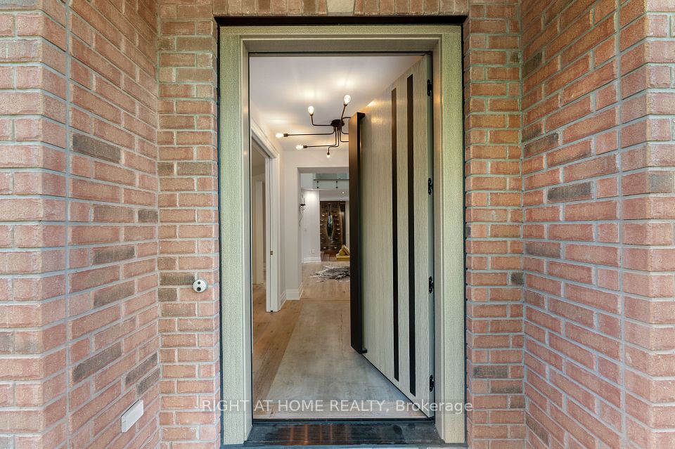 100 Willis Drive, Aurora, ON L4G 7M4