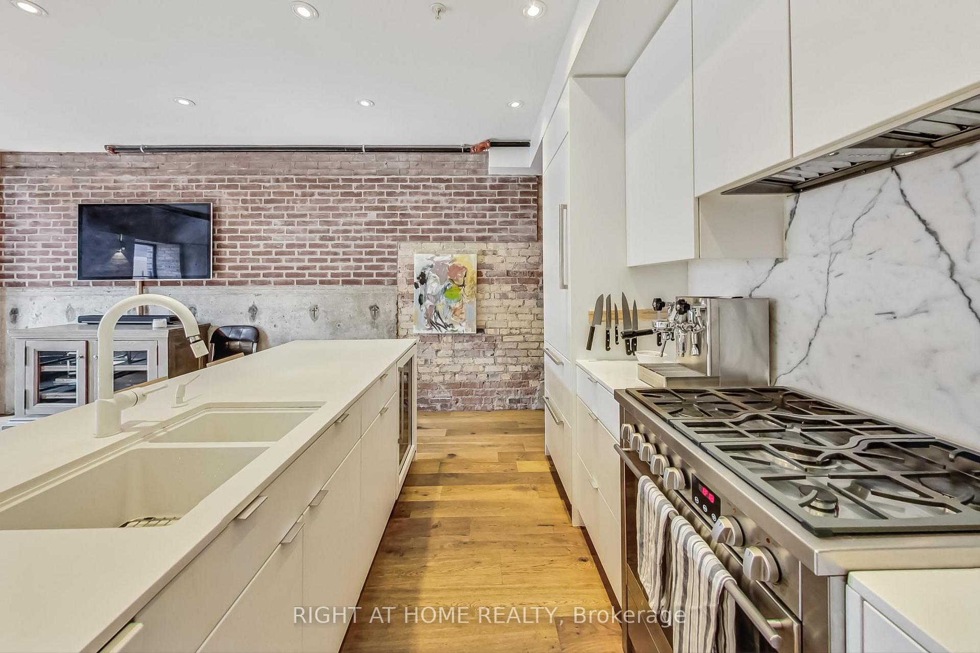 3 Bedrooms Condo at 40 Westmoreland, Toronto For sale