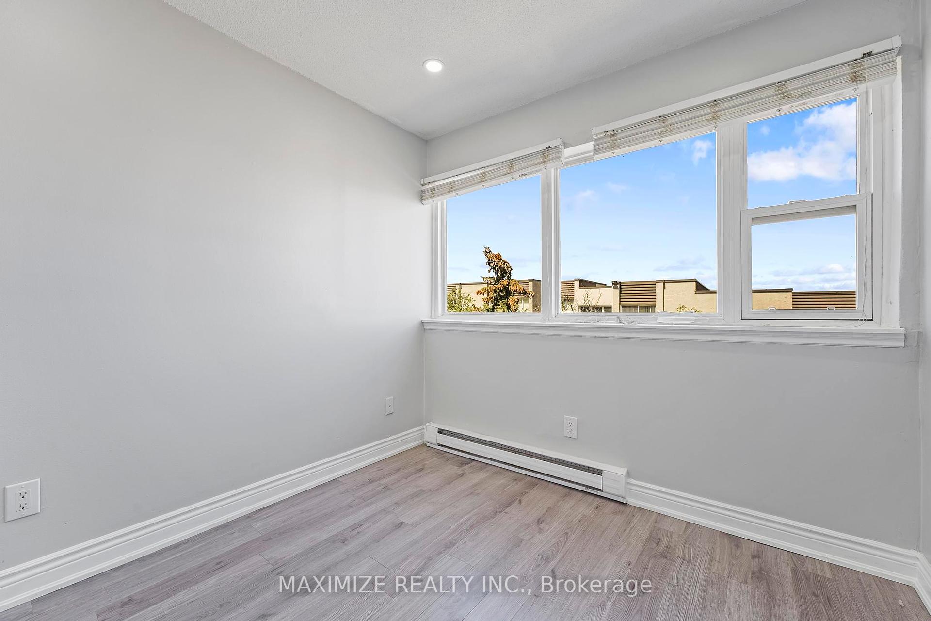 3 Bedrooms Condo at 1055 Dundas,  Mississauga For sale