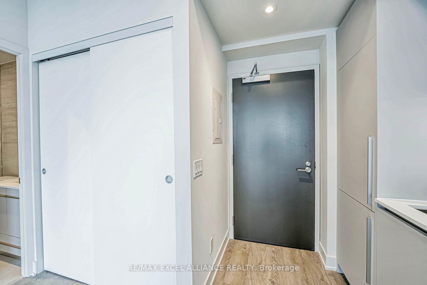 1 Bedroom Condo at 8 Cumberland,  Toronto For sale