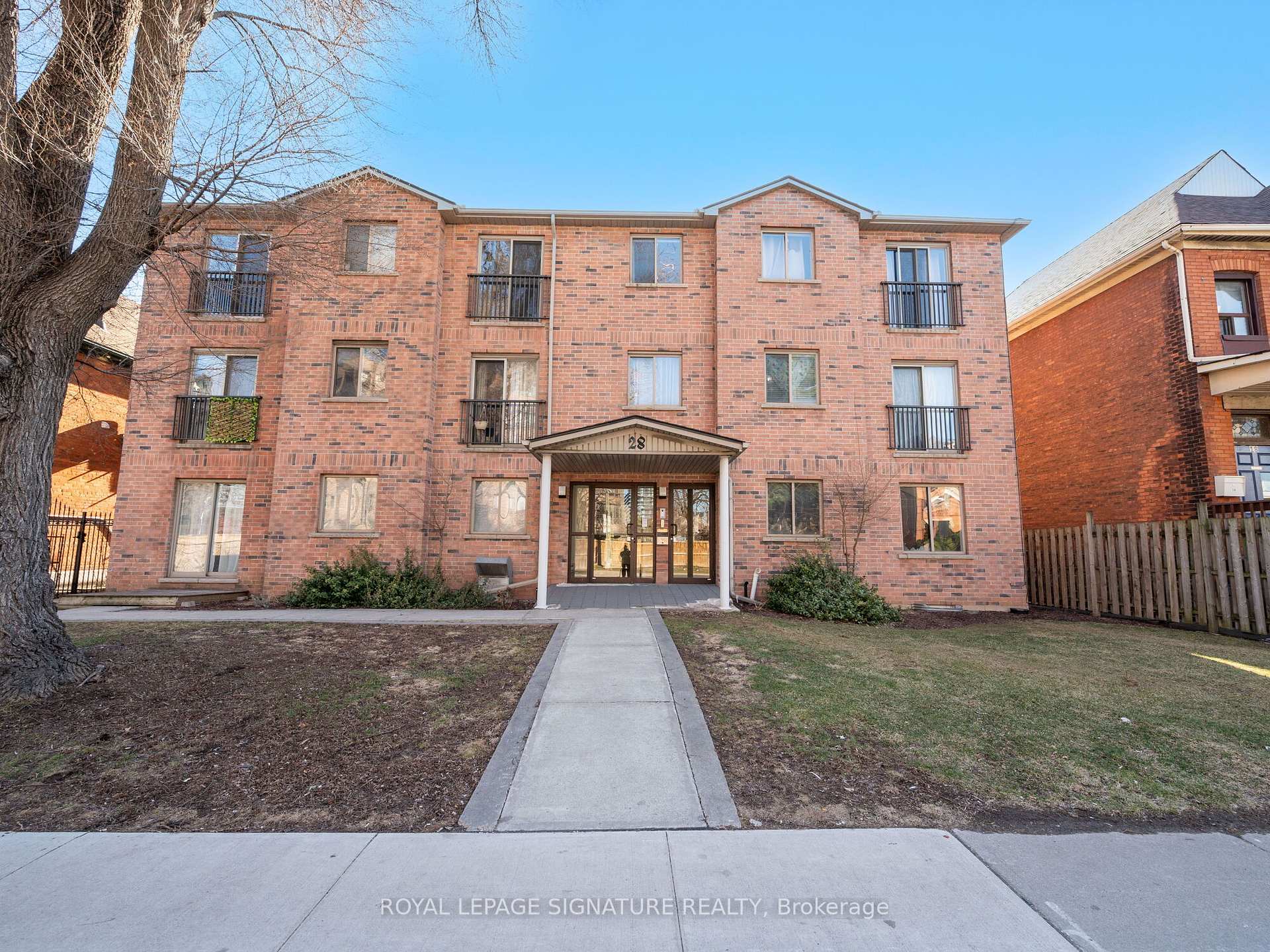 2 Bedrooms Condo at 28 Victoria, Hamilton For sale