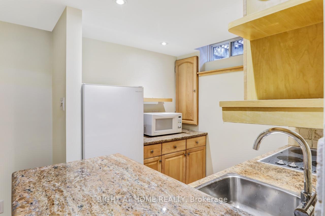 4 Bedrooms Condo at 1055 Shawnmarr, Mississauga For sale