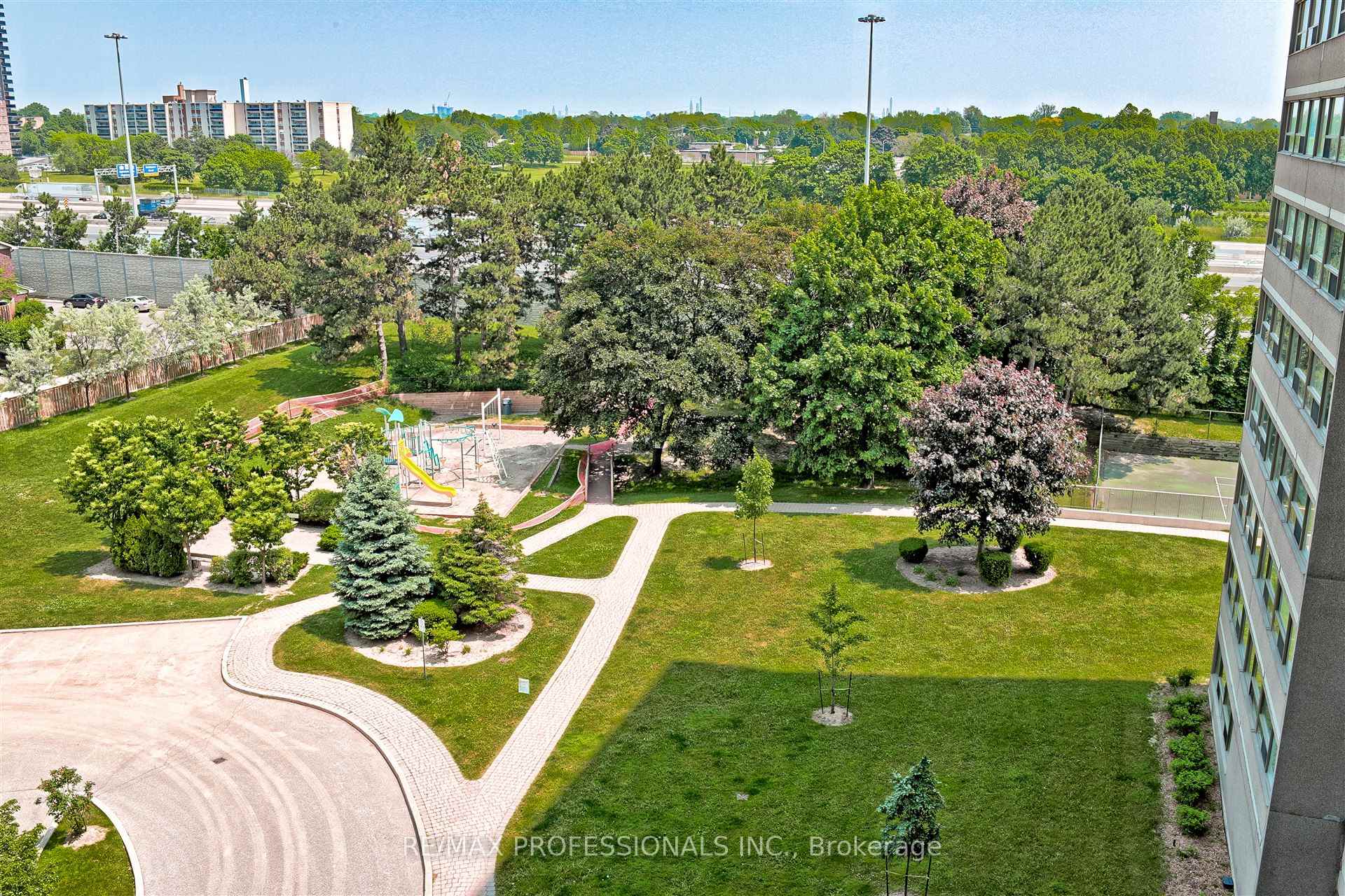 3 Bedrooms Condo at 475 The West Mall, Toronto For sale