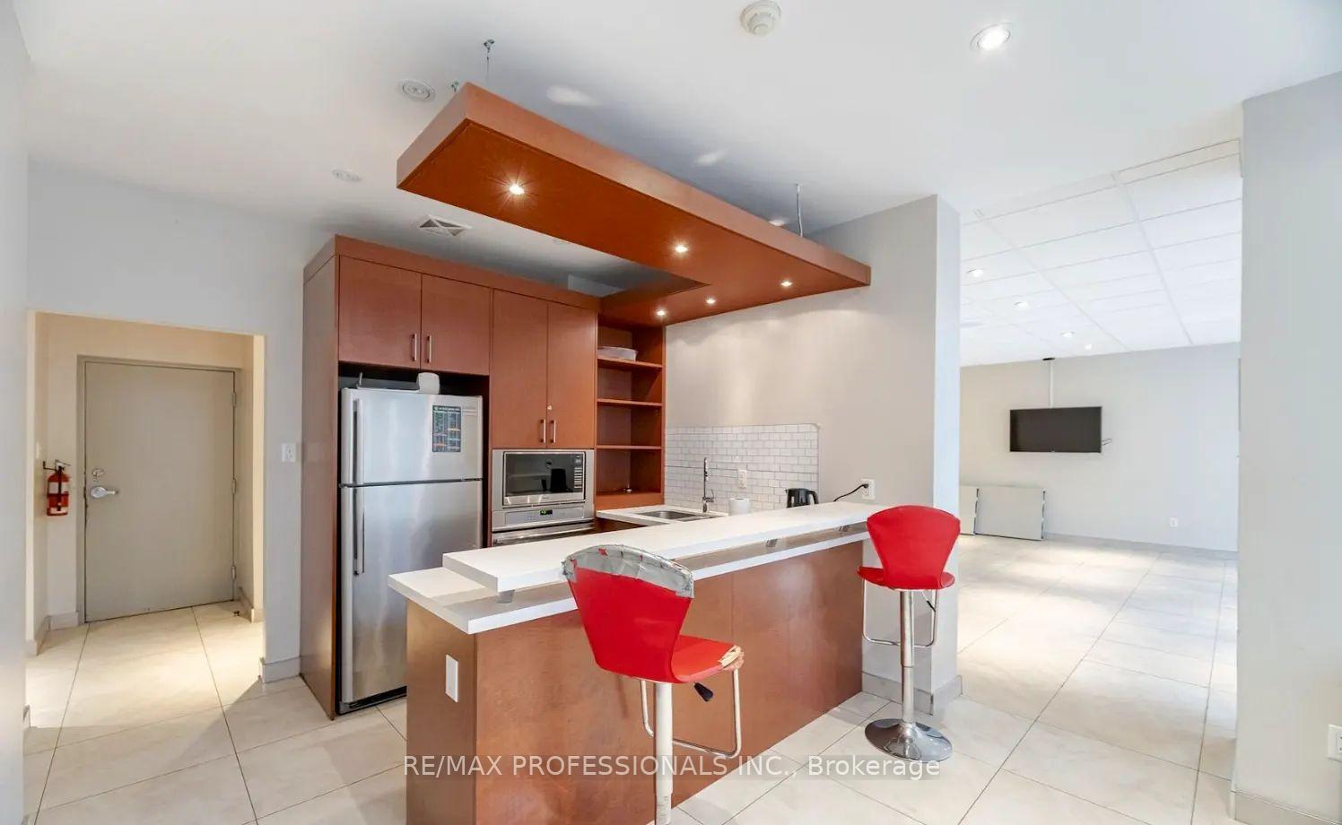 2 Bedrooms Condo at 50 Kingsbridge Garden, Mississauga For sale