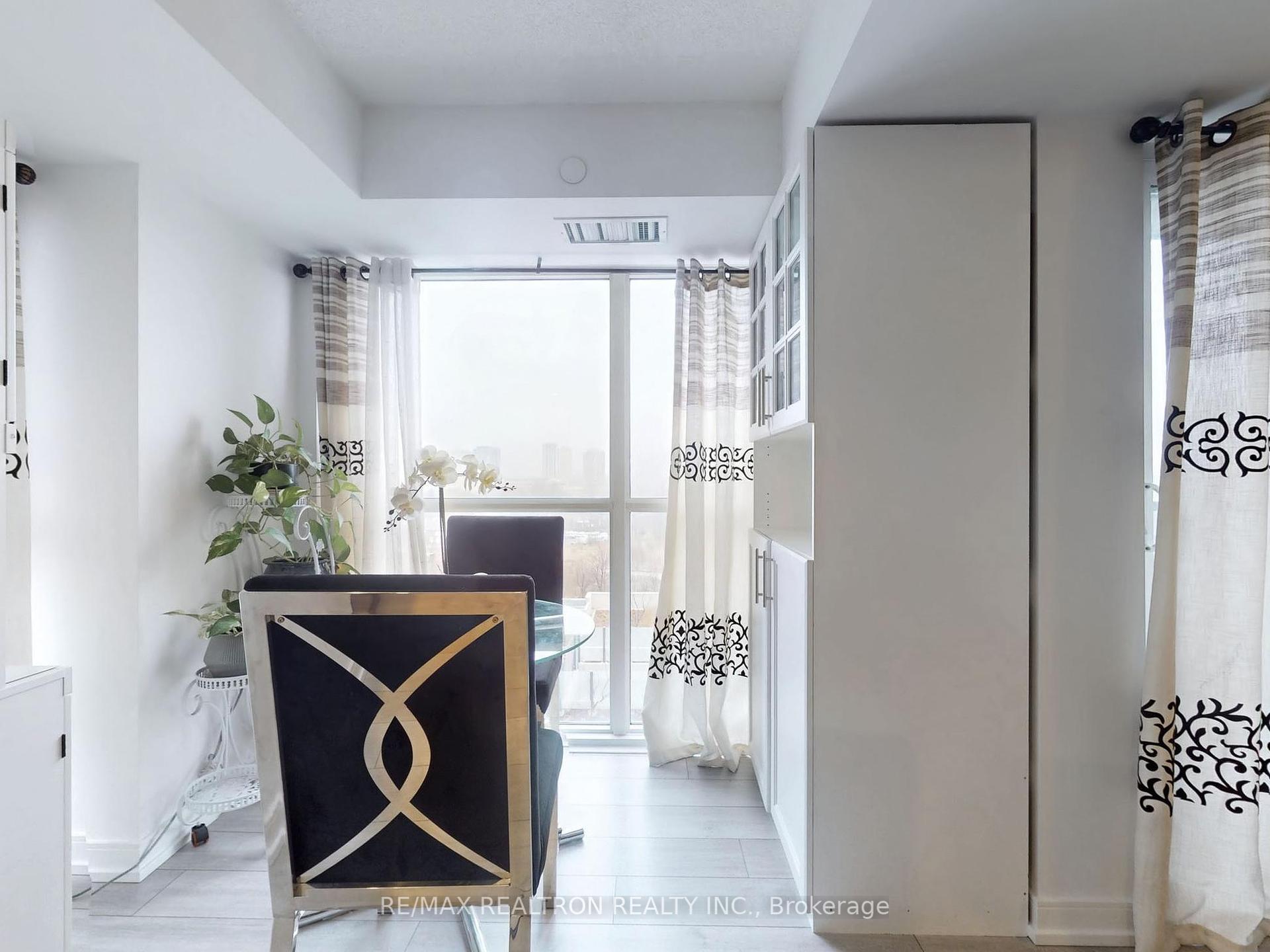 2 Bedrooms Condo at 225 Village Green, Toronto For sale