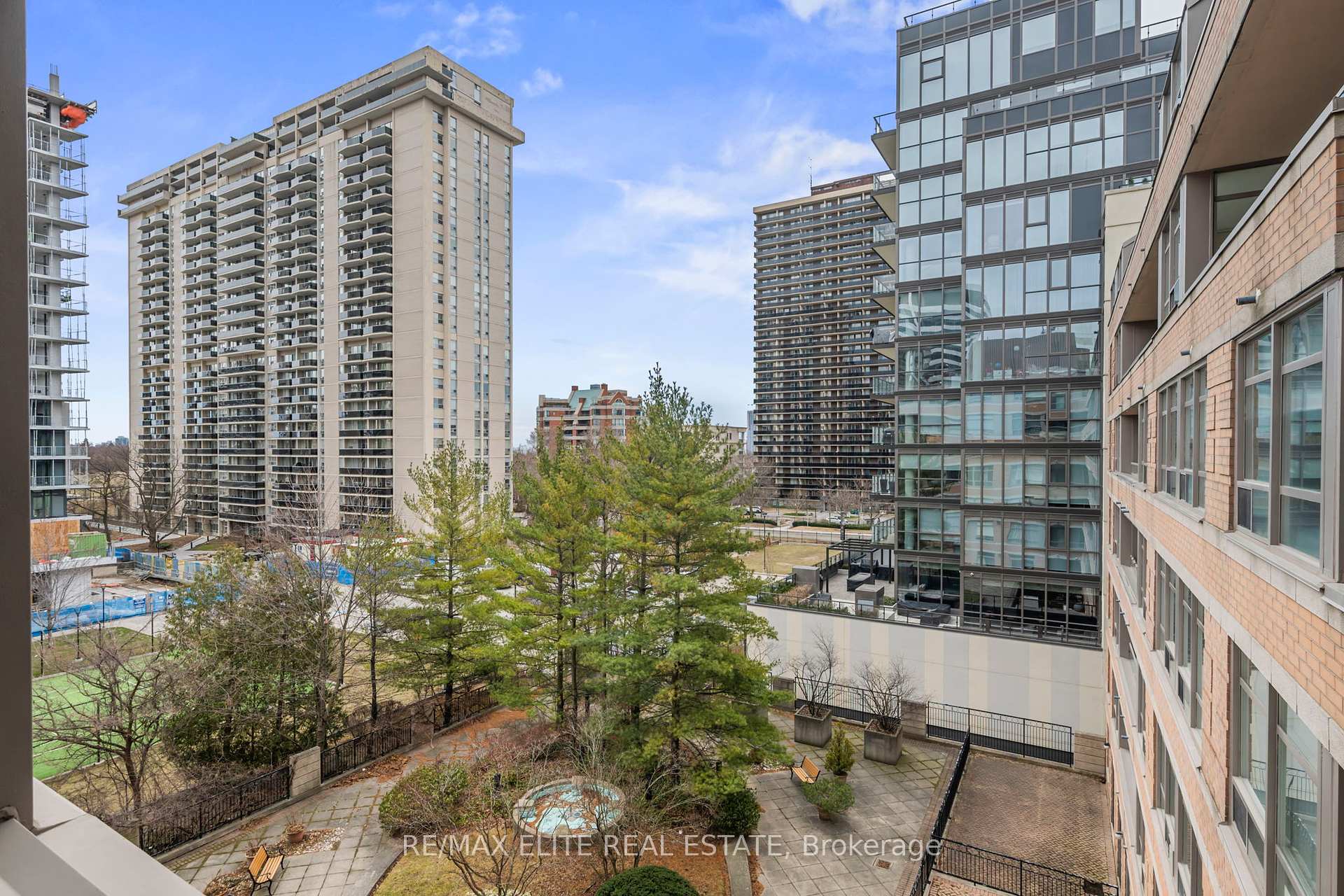 1 Bedroom Condo at 5 Rosehill,  Toronto For sale
