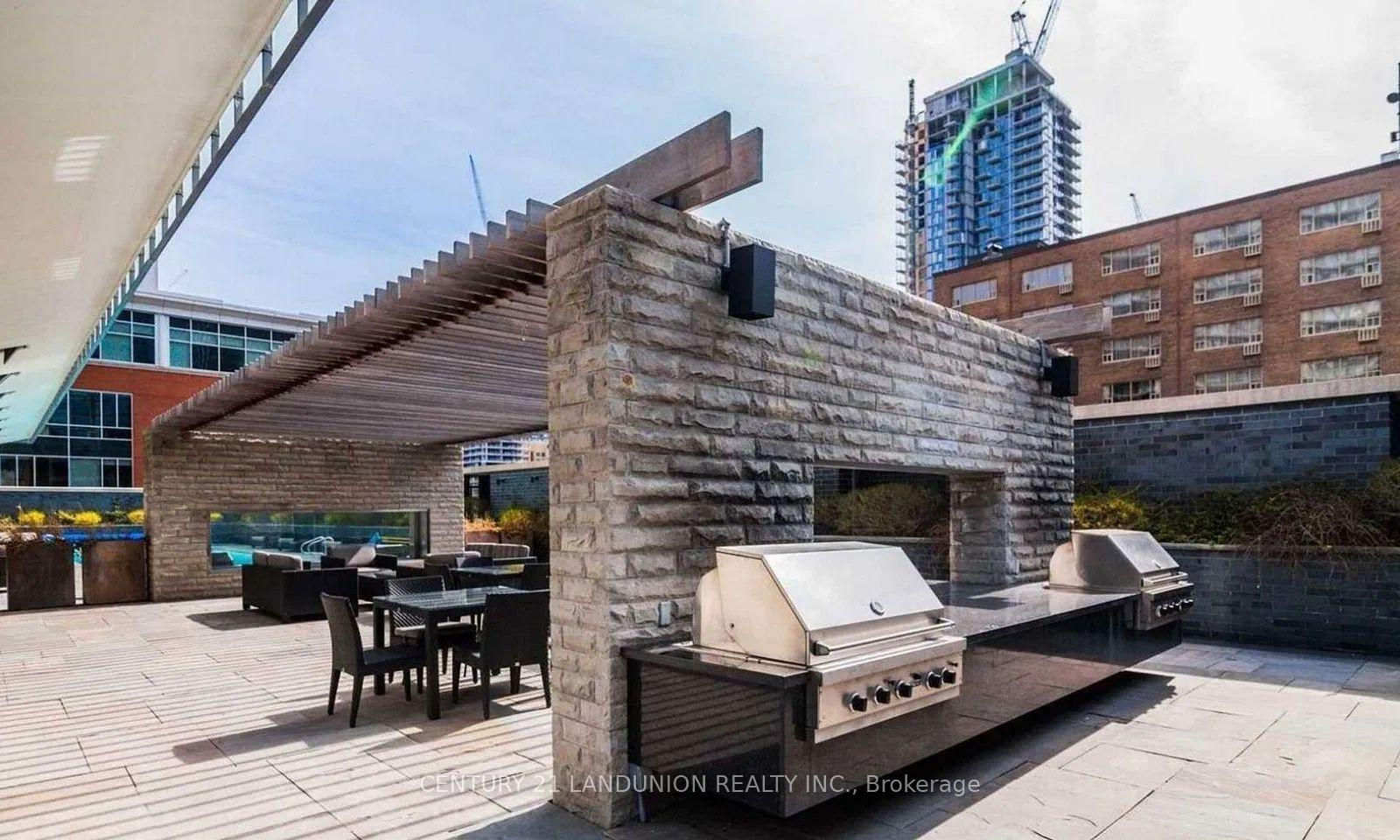 2 Bedrooms Condo at 33 Charles, Toronto For sale