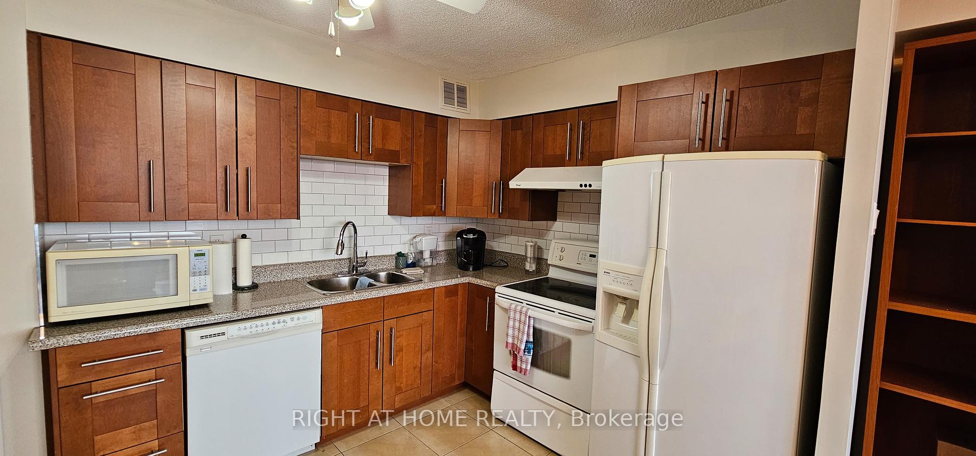 3 Bedrooms Condo at 75 Graydon Hall,  Toronto For sale