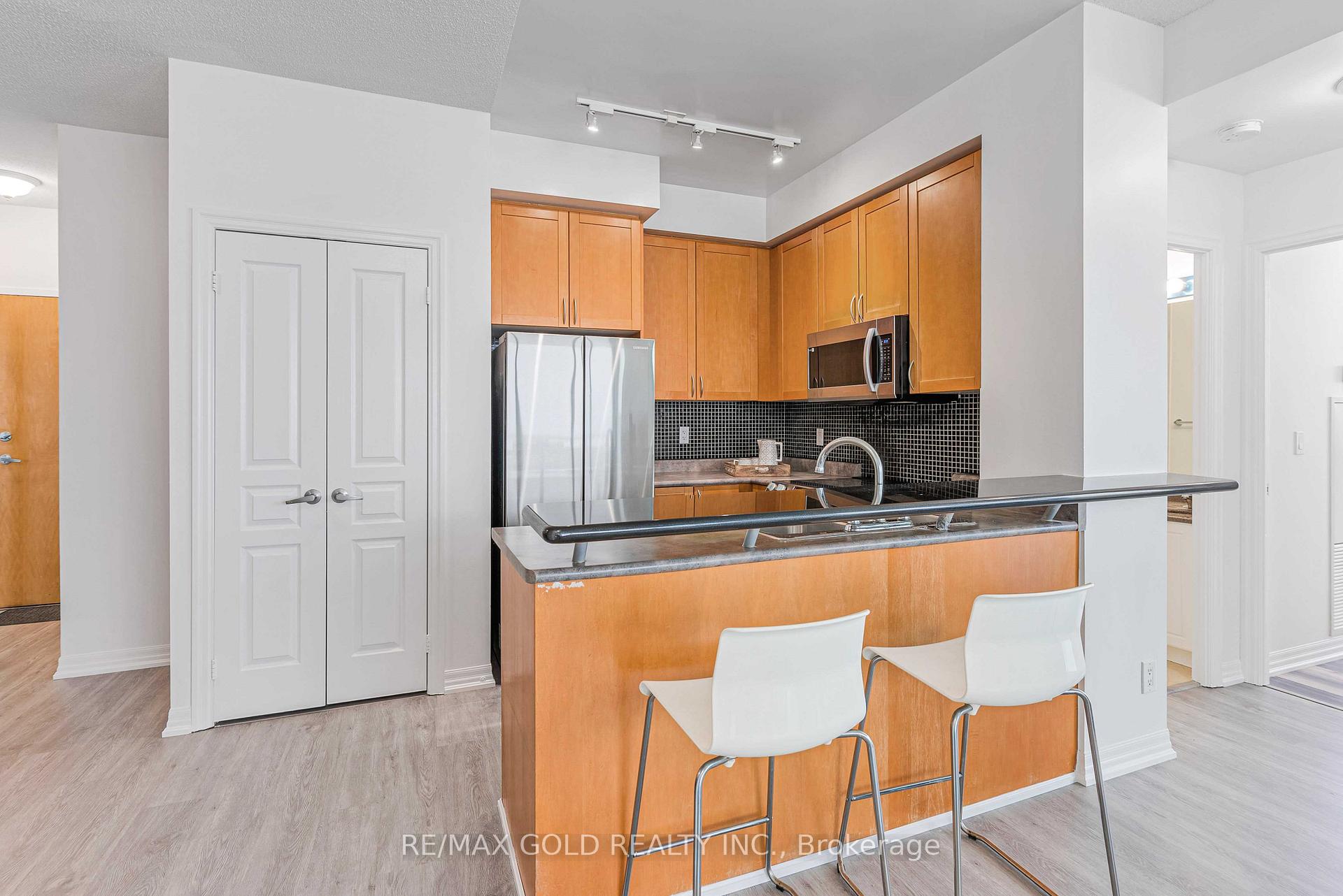 3 Bedrooms Condo at 3939 Duke Of York, Mississauga For sale