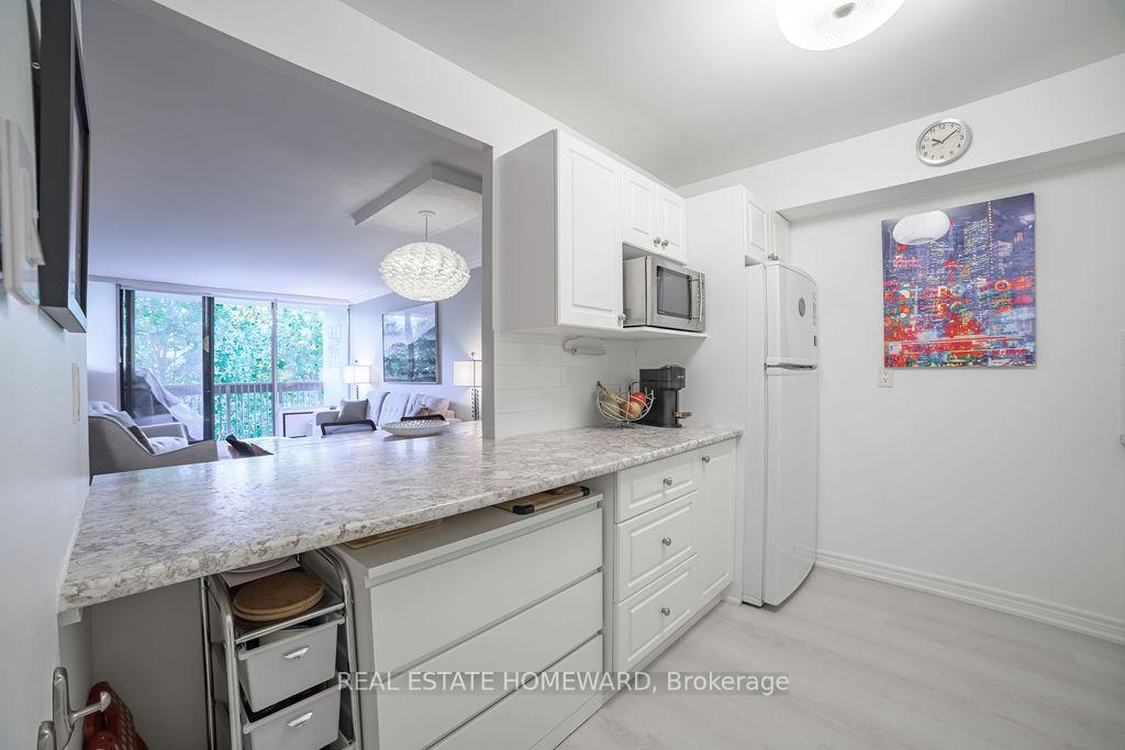 3 Bedrooms Condo at 20 Fashion Roseway, Toronto For sale