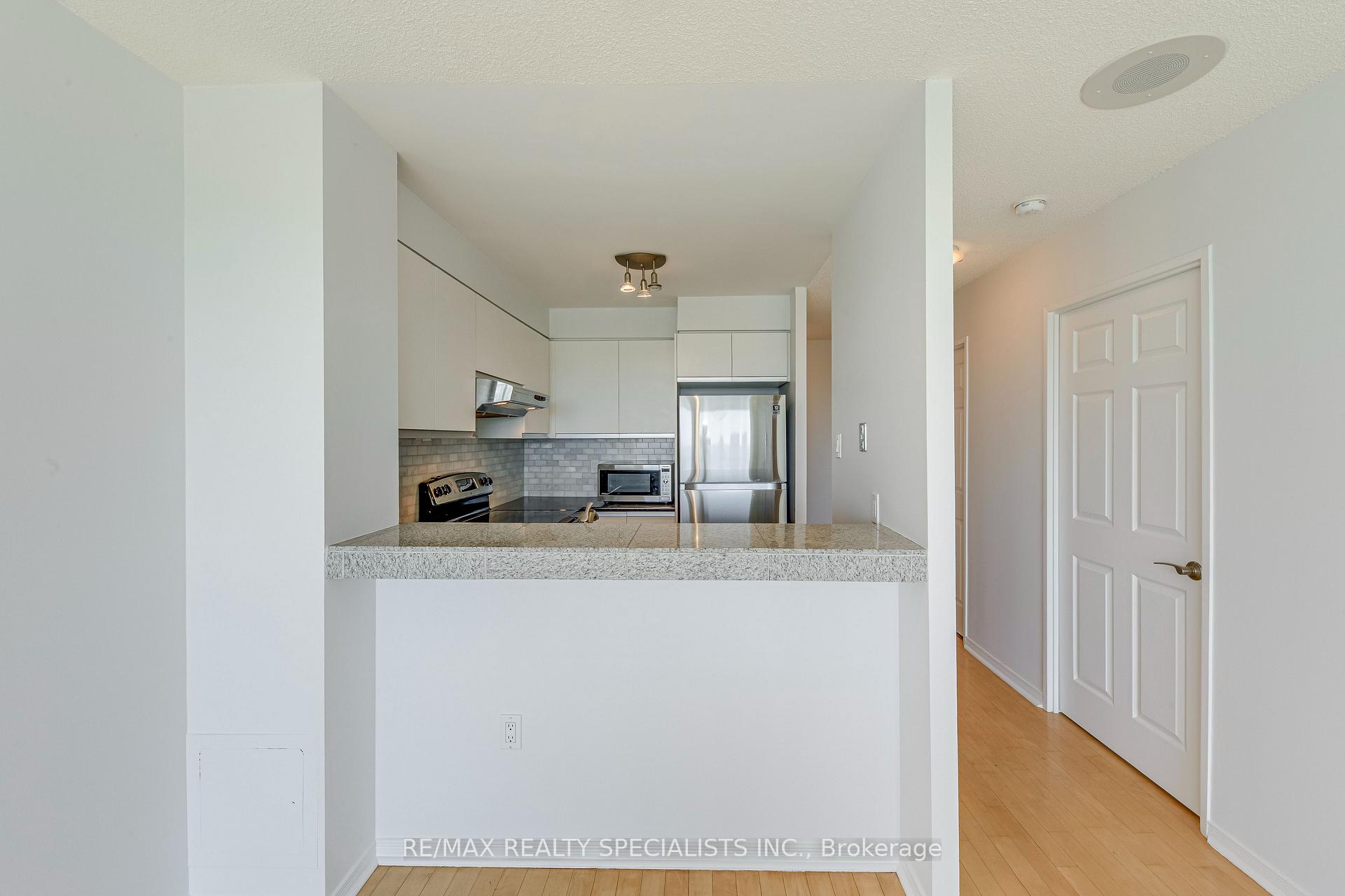 2 Bedrooms Condo at 2177 Burnhamthorpe, Mississauga For sale