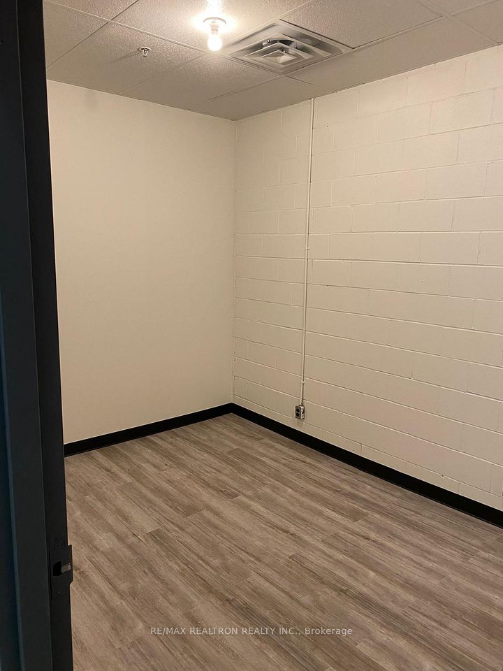 https://trreb-image.ampre.ca/3KwCceaO1j-LE2JkAnch8UpErHJ8yjKFZH0CJXCzxa8/rs:fit:960:960/wm:.5:so:0:50:.4/wmsh:10/wmt:PHNwYW4gZm9yZWdyb3VuZD0nd2hpdGUnIGZvbnQ9JzY4Jz5SRS9NQVggUkVBTFRST04gUkVBTFRZIElOQy4sIEJyb2tlcmFnZTwvc3Bhbj4/L3RycmViL2xpc3RpbmdzLzQwLzg5Lzg2LzI2L3AvY2FmYzNiNGItZjg3ZC00ZTRiLWE1NTYtYTMwYzQ0MGFhNDAwLmpwZw.jpg