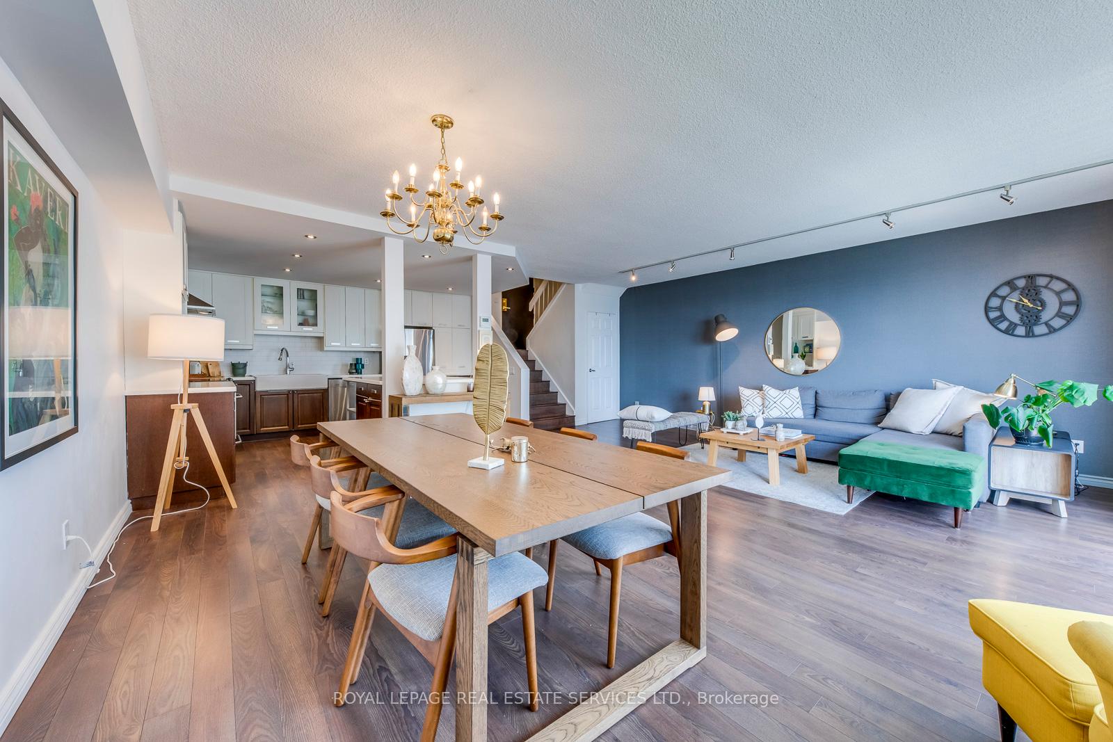 2 Bedrooms Condo at 33 Harbour, Toronto For sale