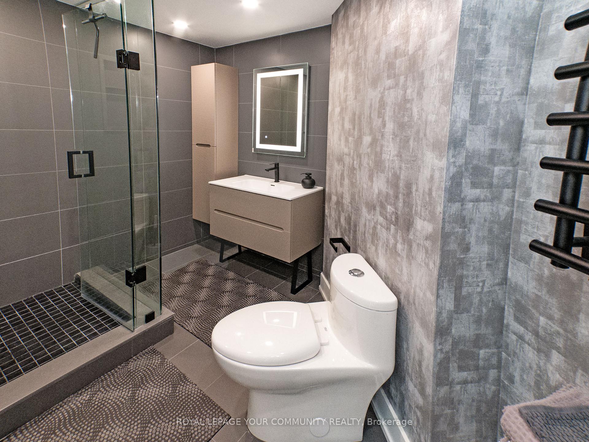 2 Bedrooms Condo at 11 Townsgate, Vaughan For sale