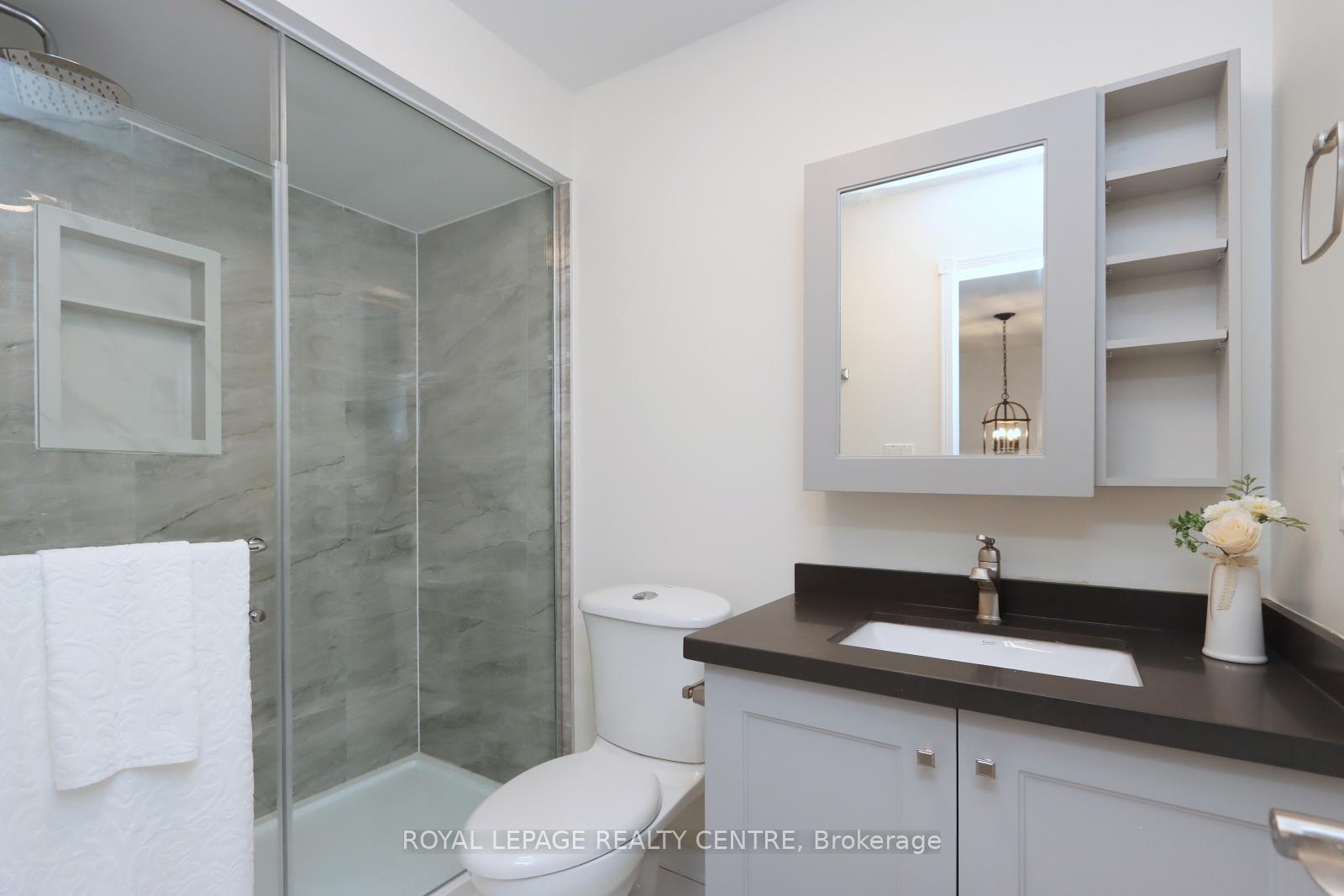 3 Bedrooms Condo at 5525 Palmerston, Mississauga For sale