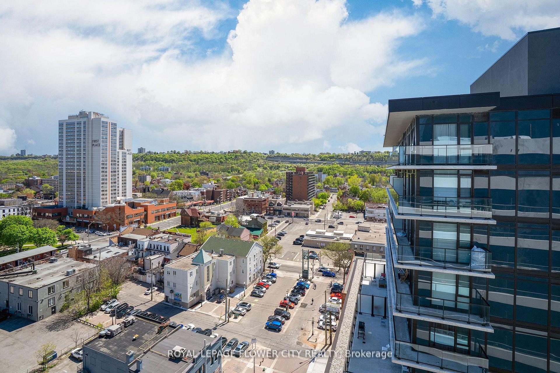 2 Bedrooms Condo at 212 King William, Hamilton For sale