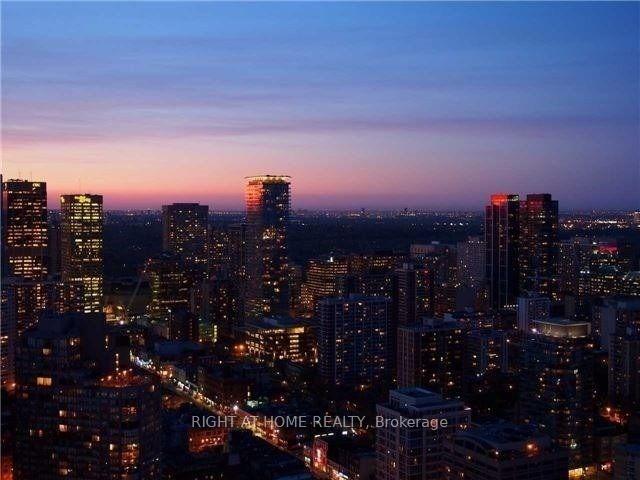 2 Bedrooms Condo at 38 Grenville,  Toronto For sale