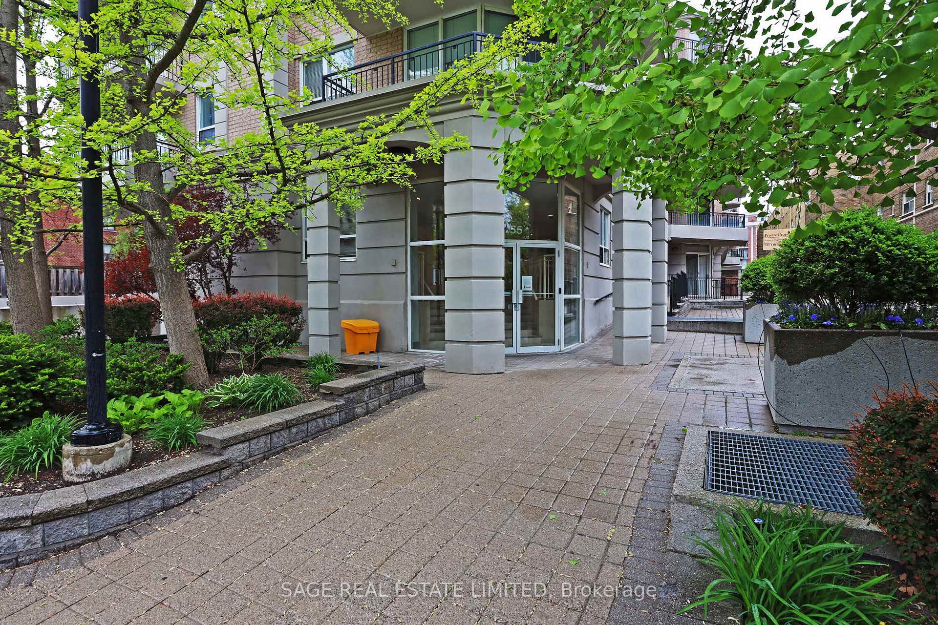 2 Bedrooms Condo at 55 Lorindale, Toronto For sale