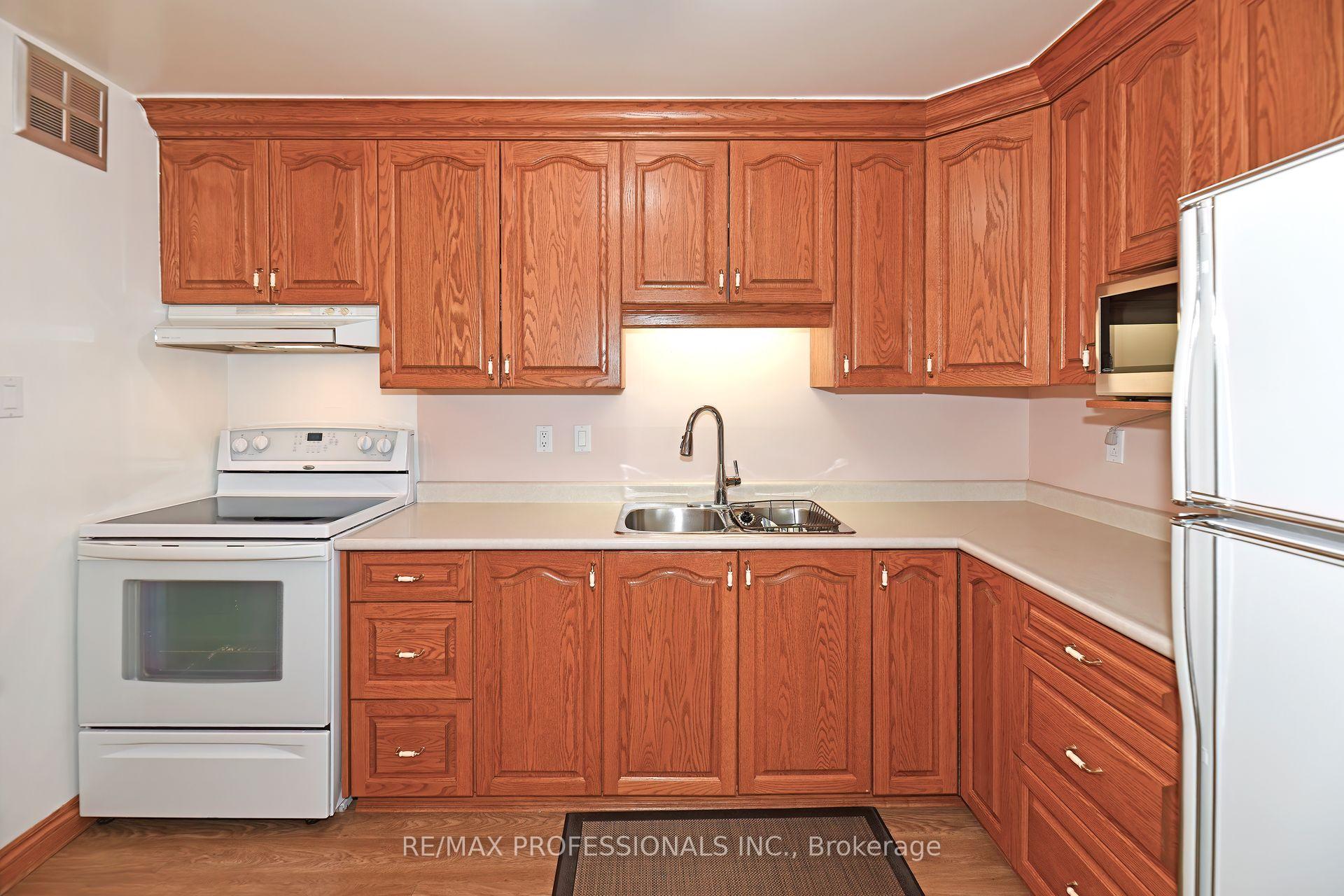 3 Bedrooms Condo at 475 The West Mall, Toronto For sale